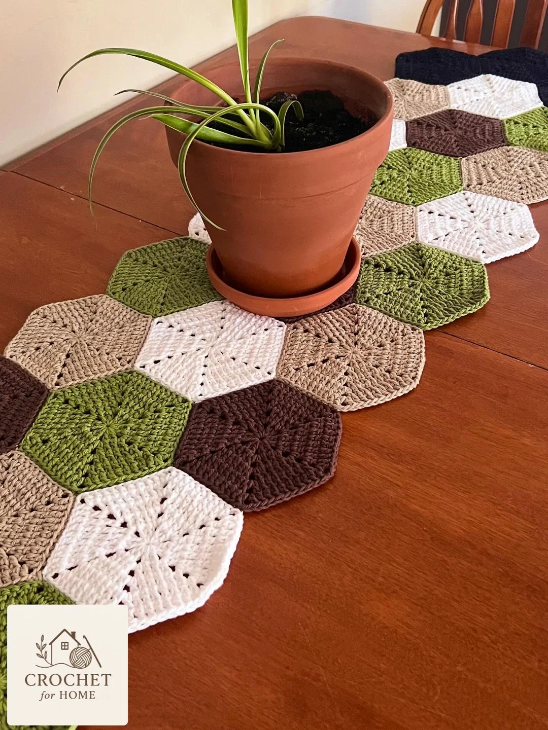 Crocheted Hexagon Table Runner image indicator(2)