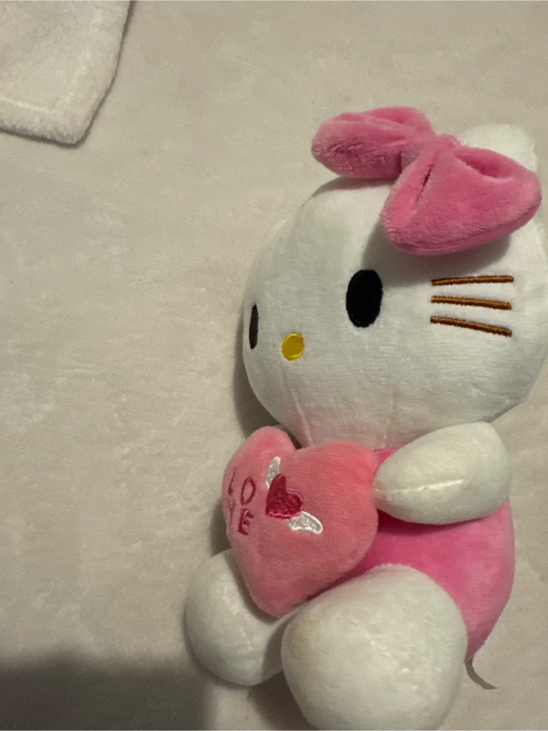 Hello Kitty Plush with Heart image indicator(2)