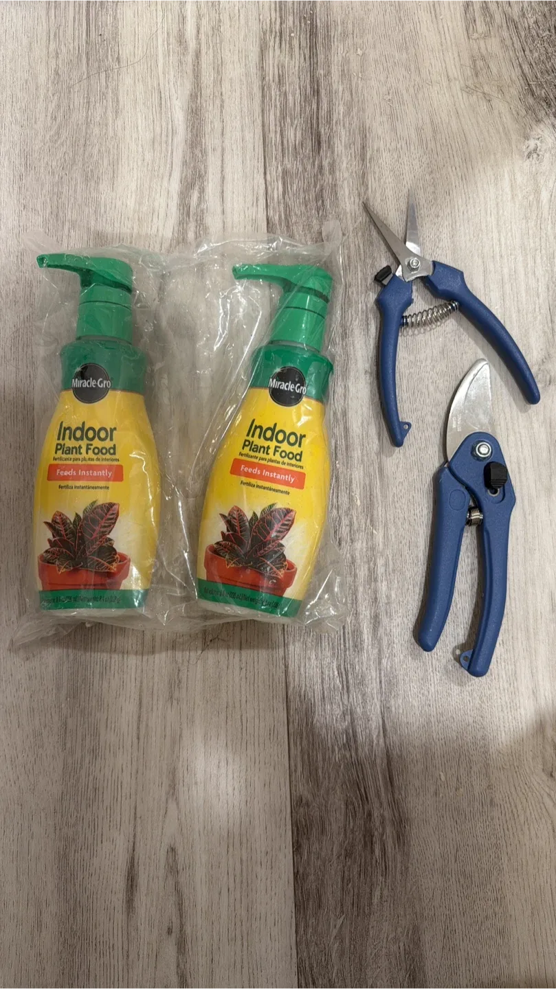Miracle Gro Indoor Plant Food + Pruning Shears