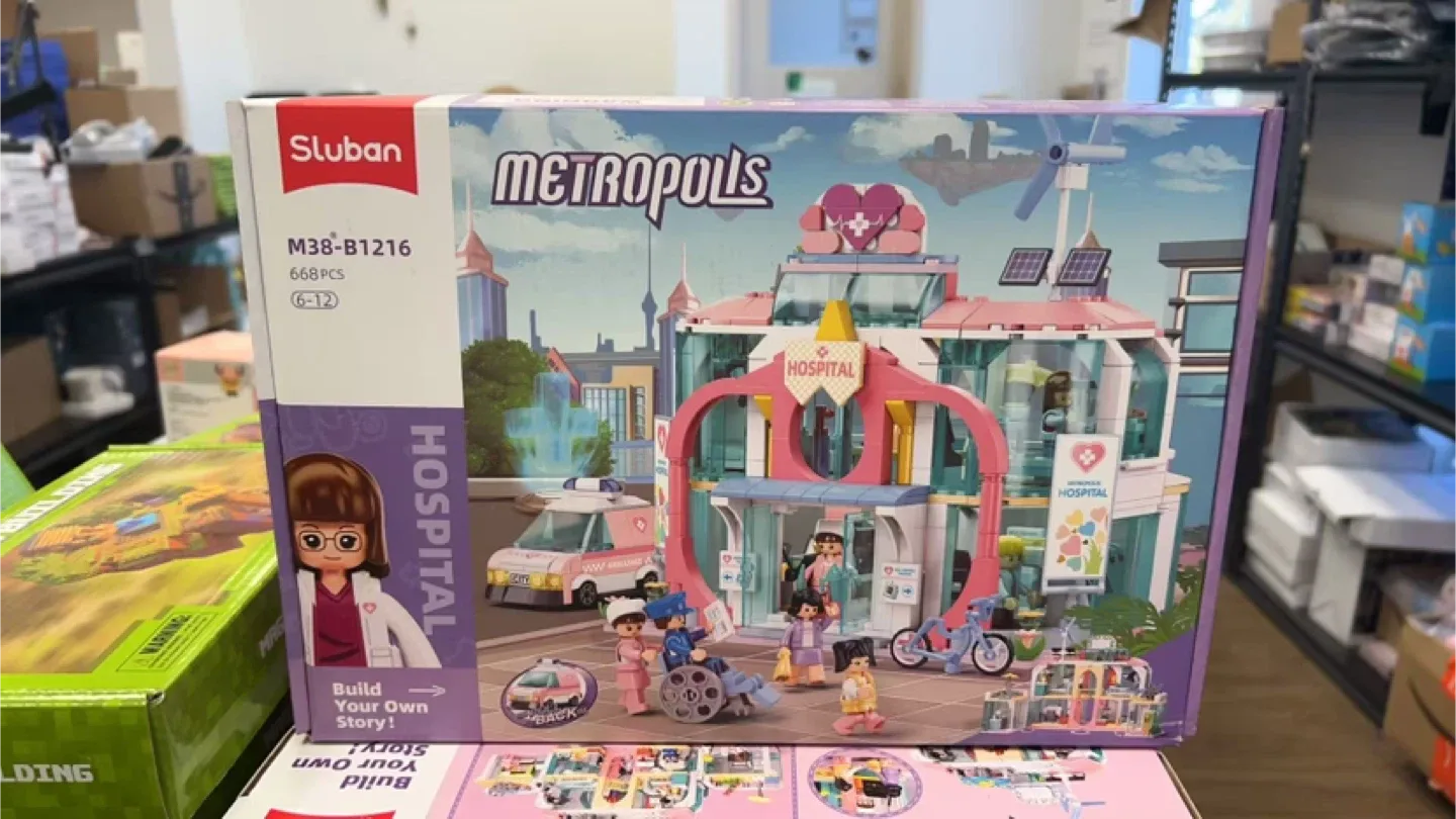 New Sluban Metropolis Hospital Building Set (668 PCS)