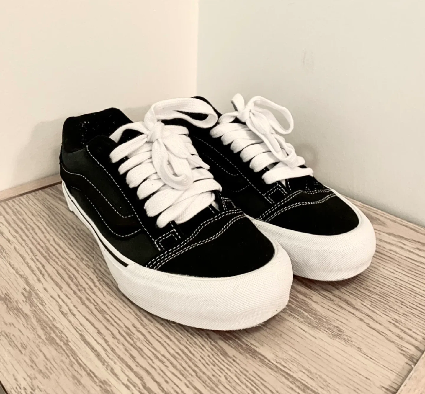 Vans Vault Old Skool Skate Shoes (size 8.5 (women)/ 7 (men))