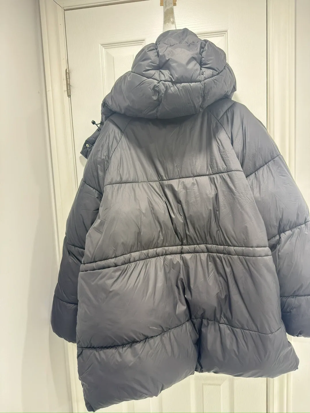 H&M Black Puffer Jacket - Size L image indicator(5)