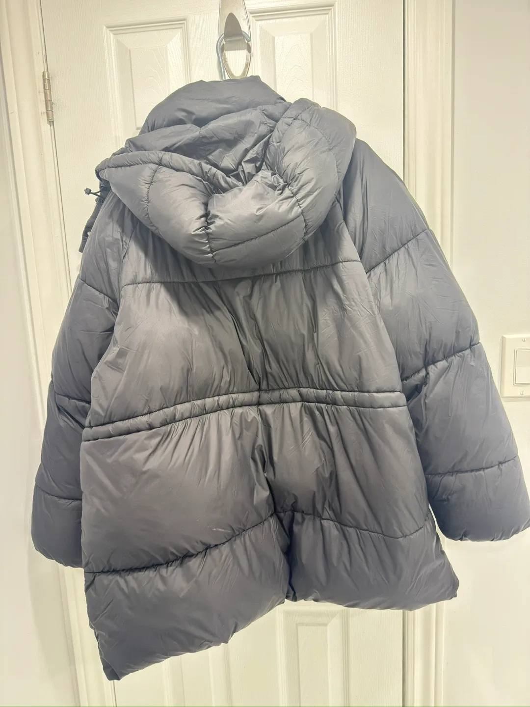 H&M Black Puffer Jacket - Size L image indicator(4)