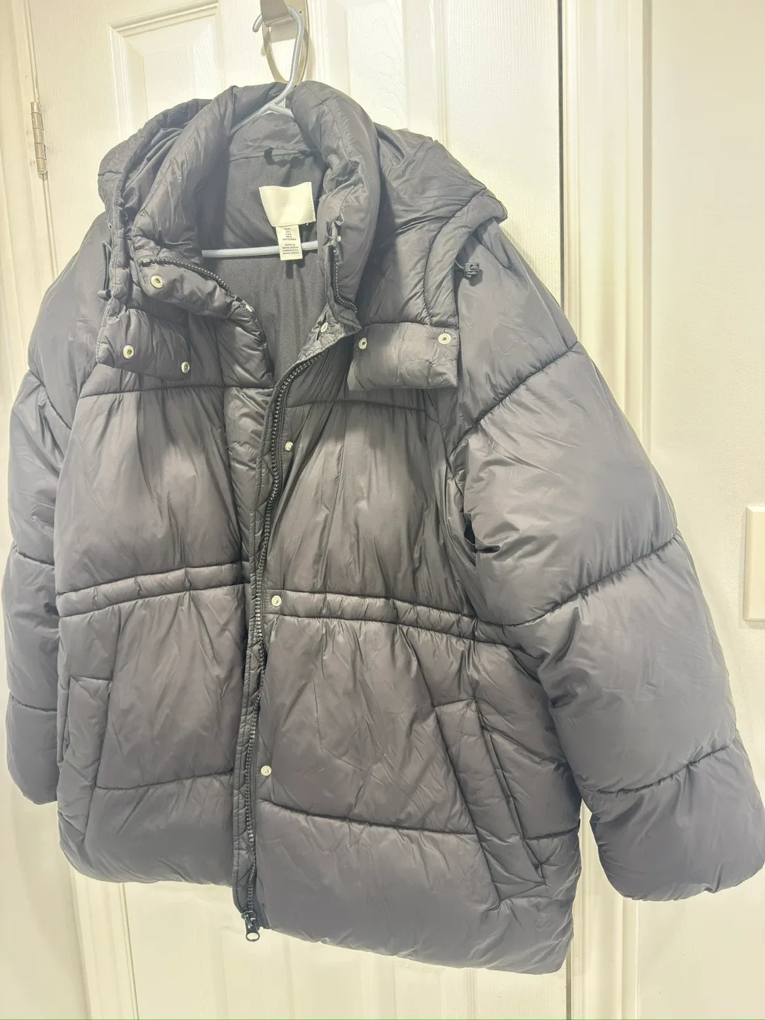 H&M Black Puffer Jacket - Size L image indicator(3)
