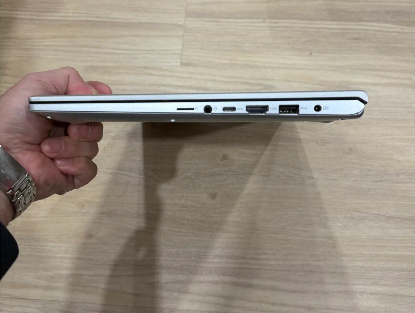 Asus VivoBook X512 Laptop image indicator(4)