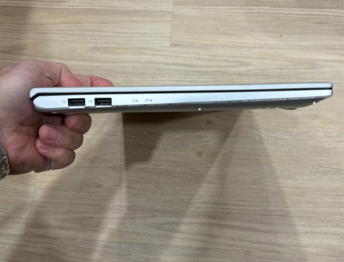 Asus VivoBook X512 Laptop image indicator(3)