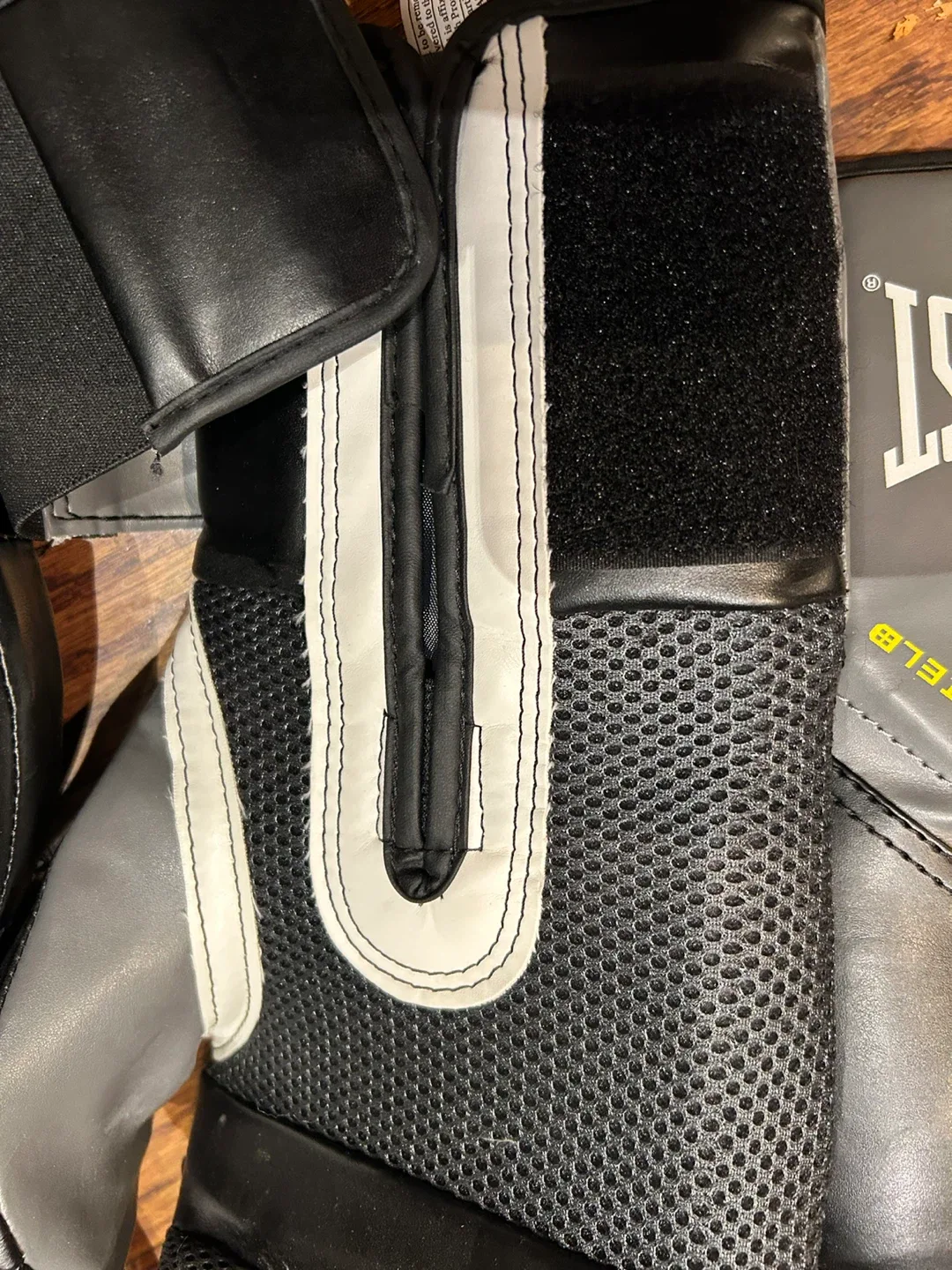 Everlast Pro Style Elite Training Gloves & Boxing Accessories image indicator(3)