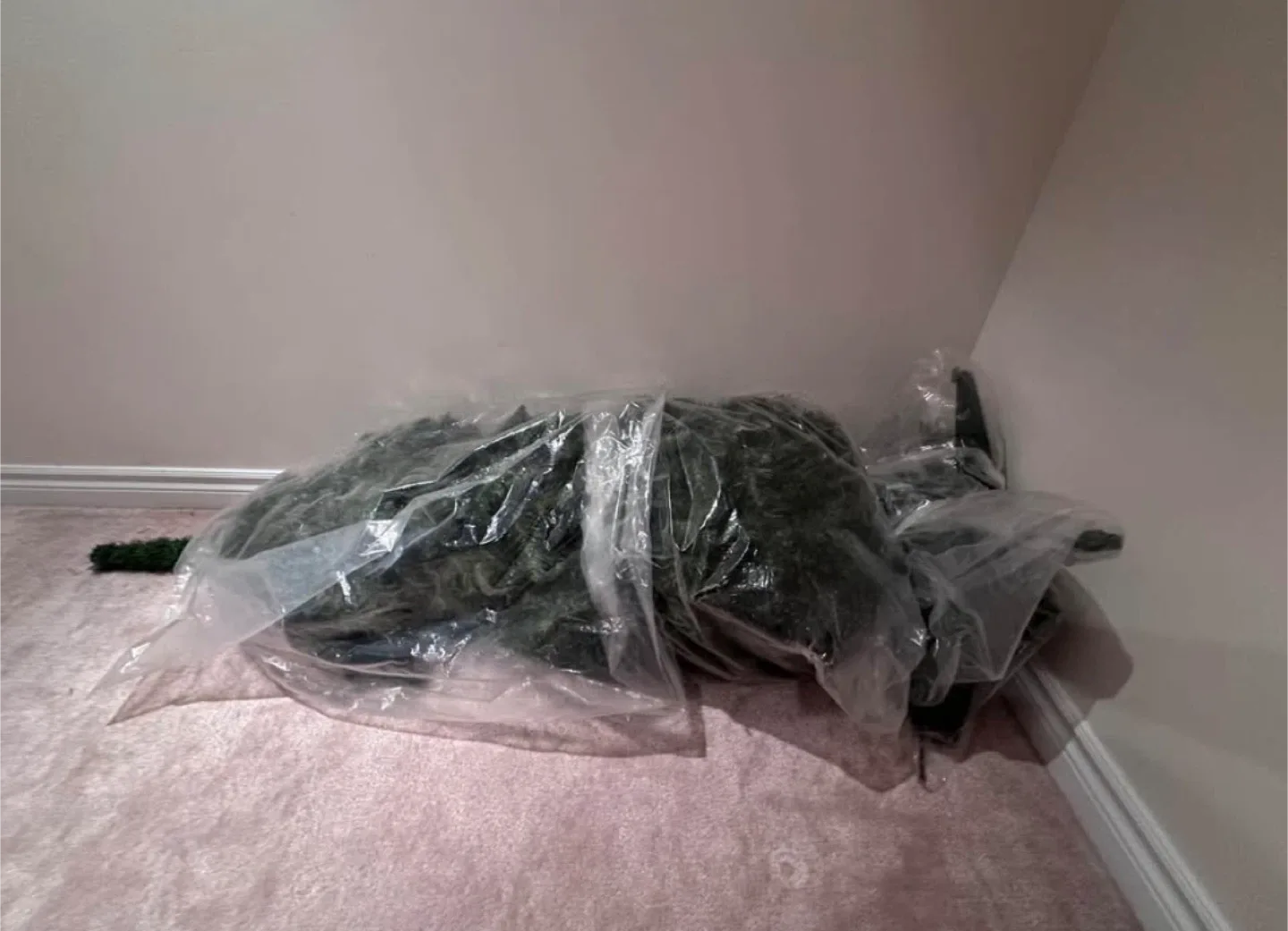 🎄 6 feet Christmas Tree + Brand-New Decorations – $100 🎄