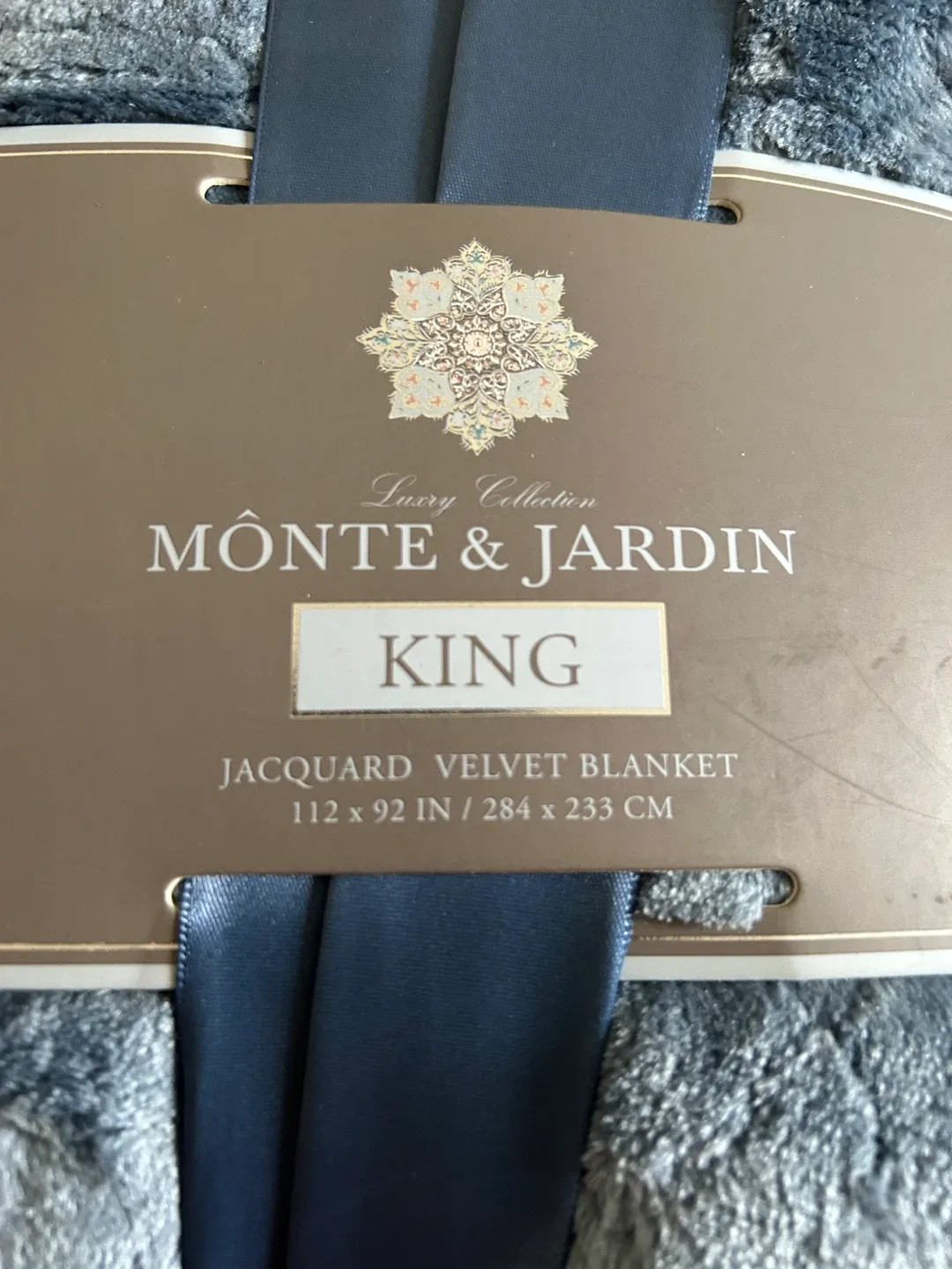 Monte & Jardin King Jacquard Velvet Blanket image indicator(2)