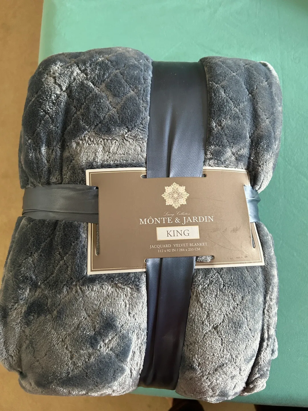 Monte & Jardin King Jacquard Velvet Blanket