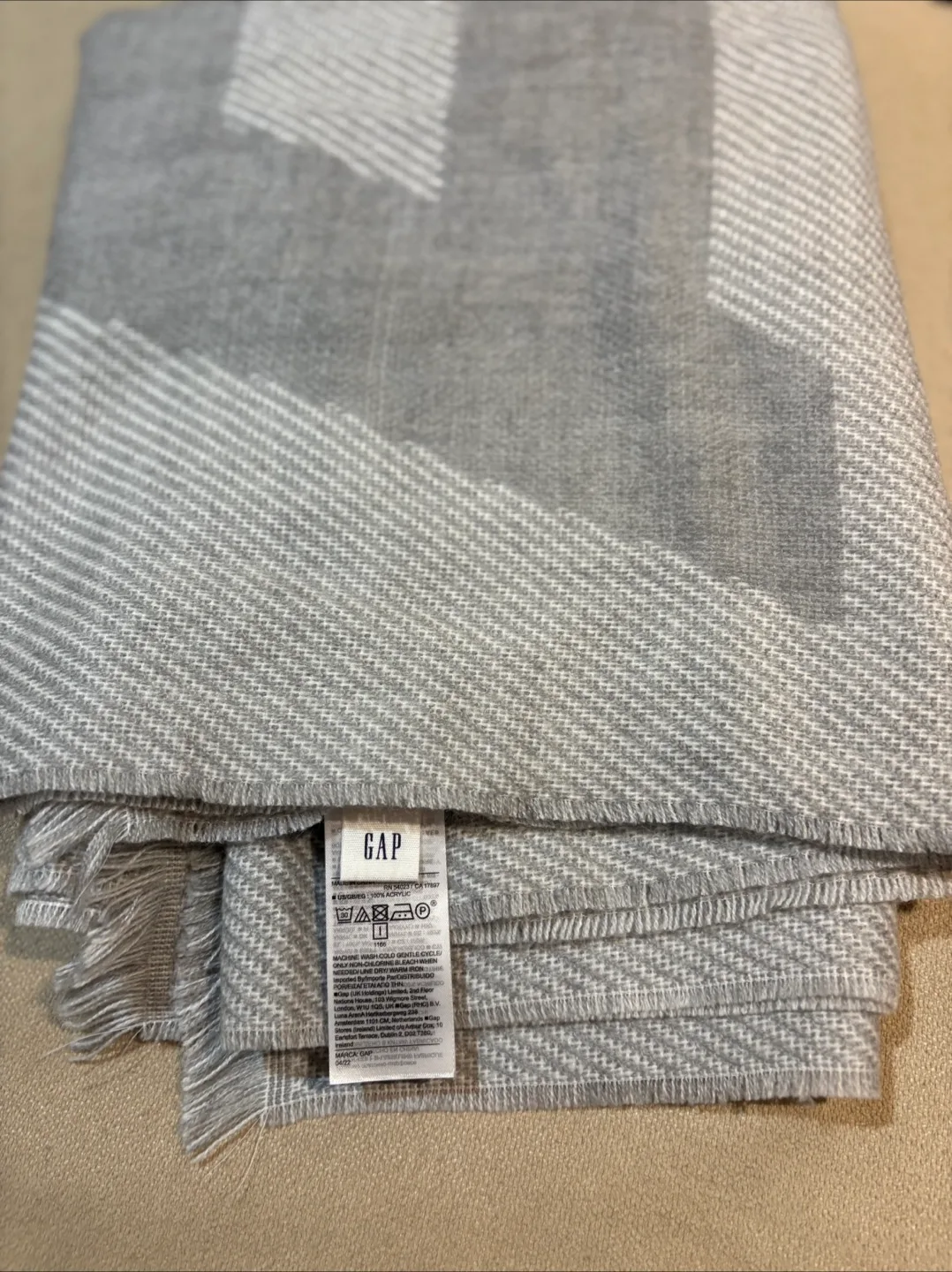 GAP Grey Scarf Unisex - Cozy & Stylish image indicator(2)