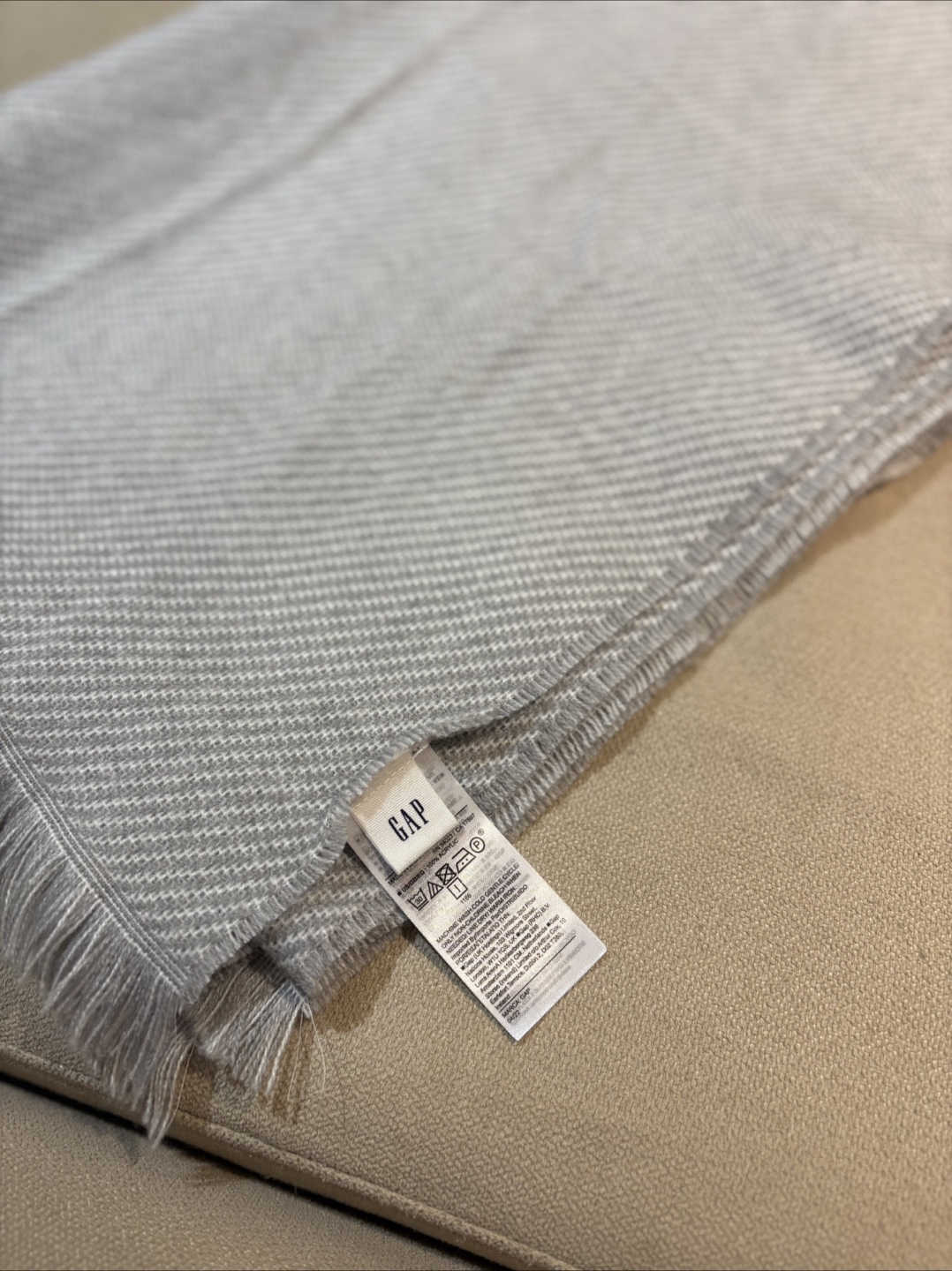 GAP Grey Scarf Unisex - Cozy & Stylish