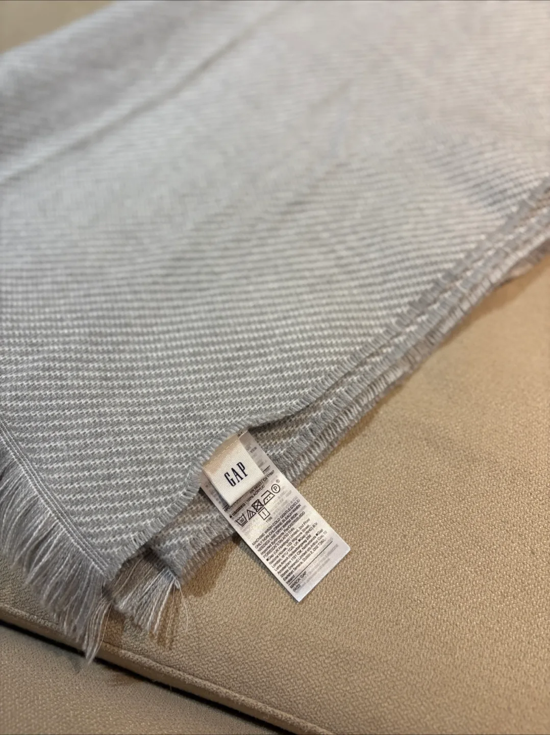 GAP Grey Scarf Unisex - Cozy & Stylish