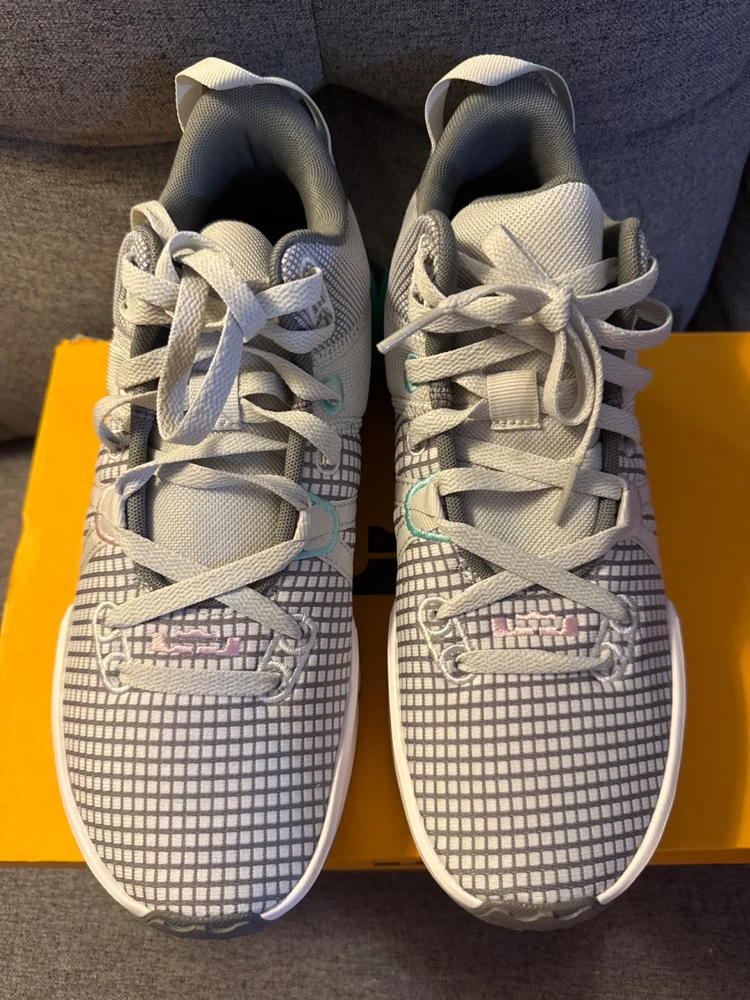 Nike LeBron Witness VII Basketball Shoes image indicator(2)