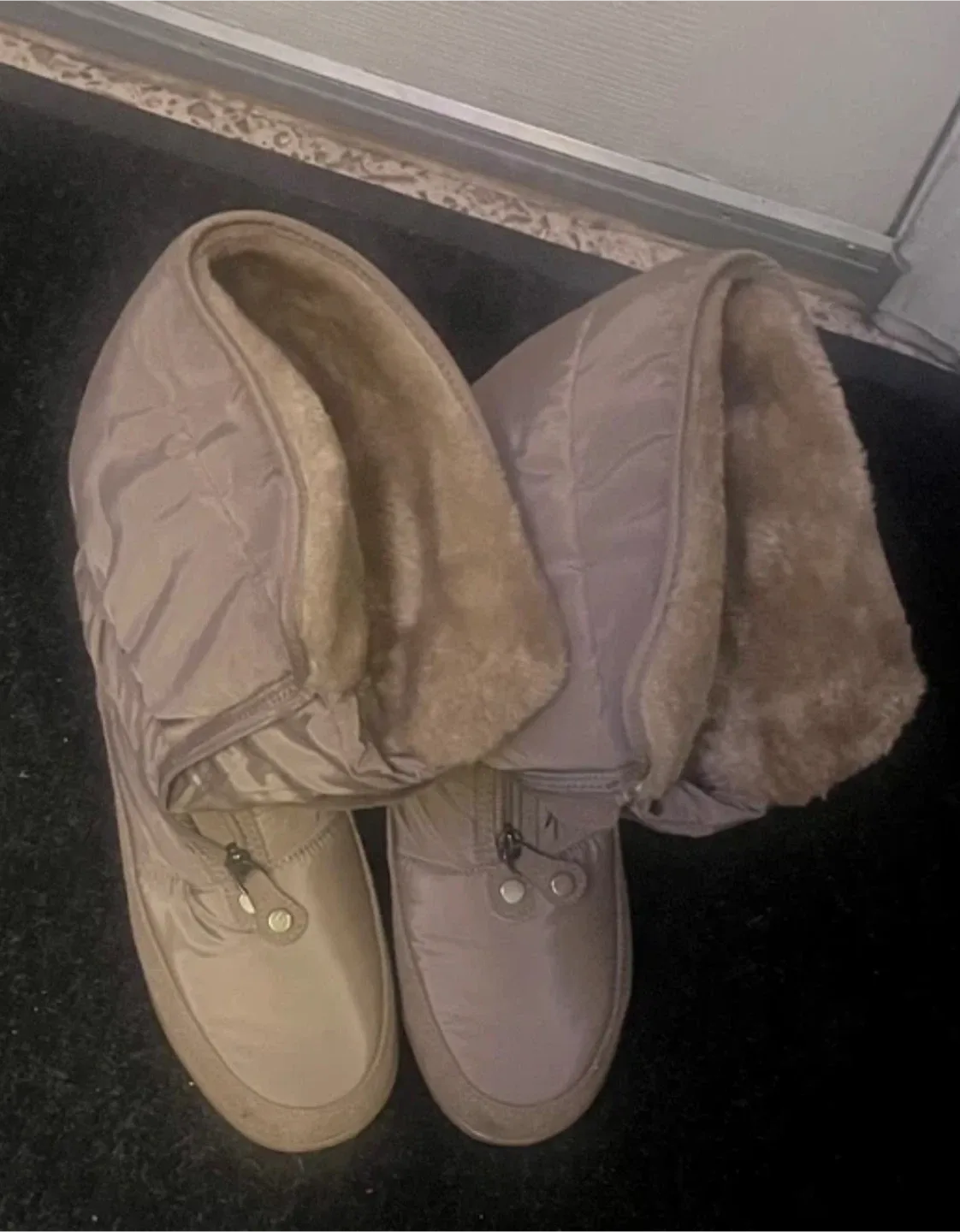 Ladies' Winter Boots - Size 11 image indicator(2)