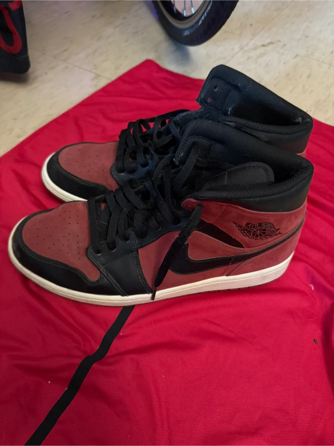 Nike Air Jordan 1 High, US 11 image indicator(2)