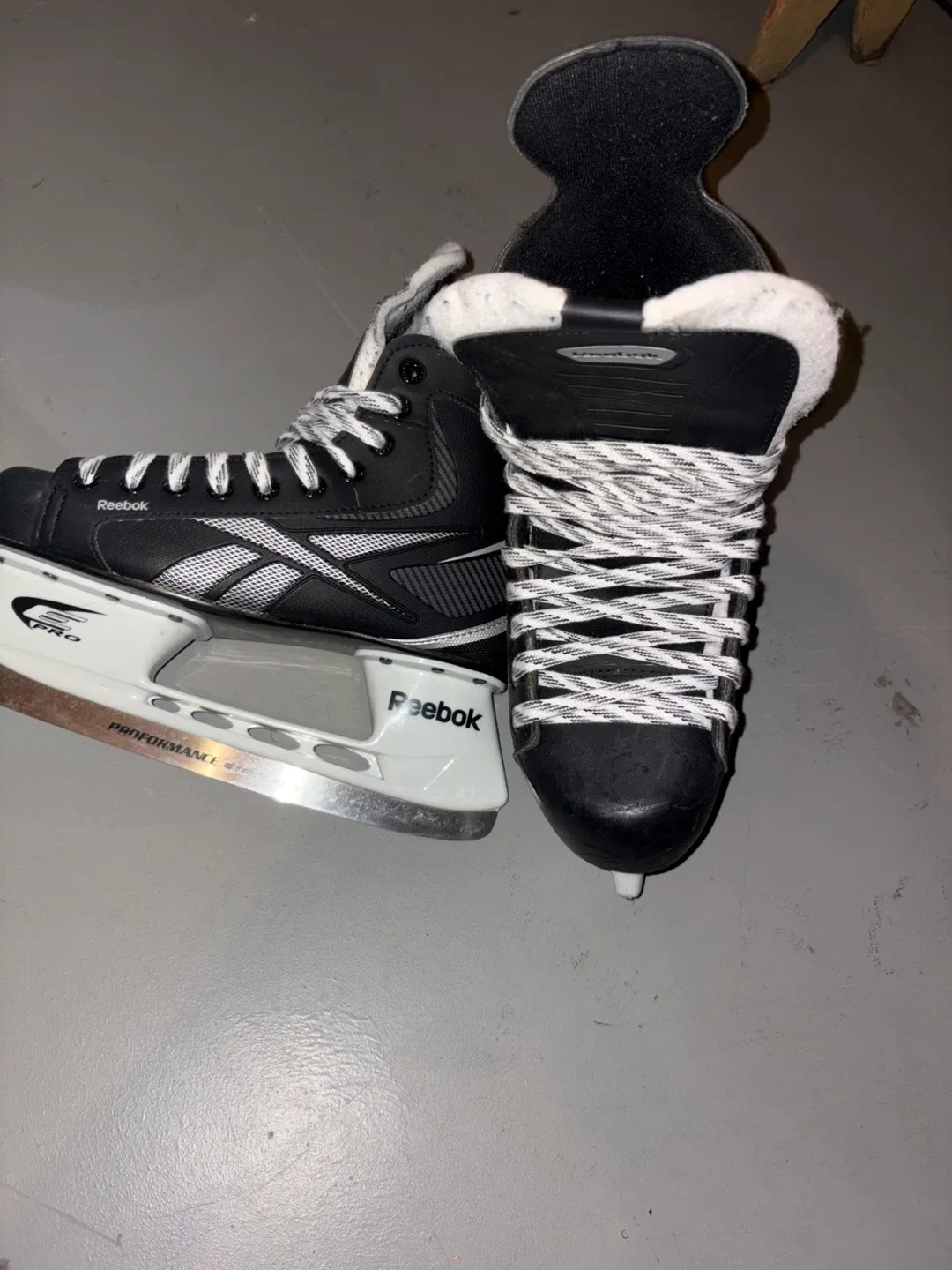 Reebok men Ice Skates size 9 image indicator(2)