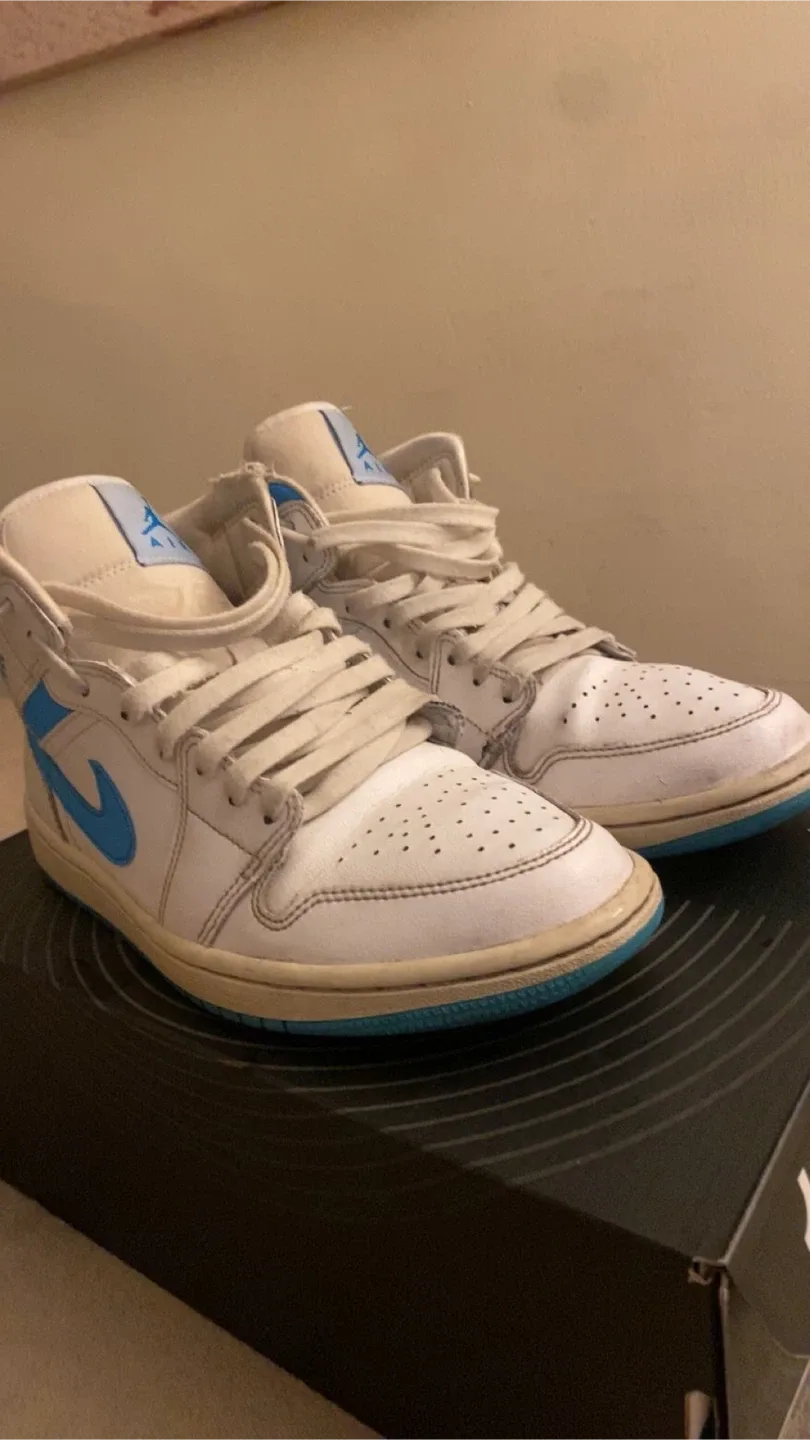 Air Jordan 1 Mid UNC Blue/White, US 9.5 image indicator(2)