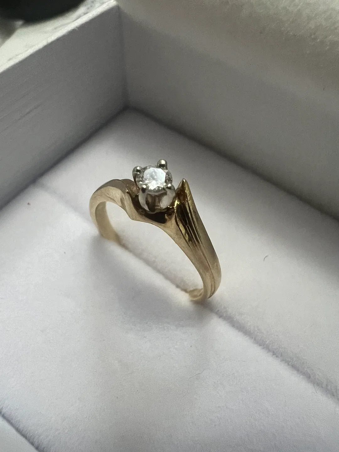 10 k  Gold Ring with Diamond