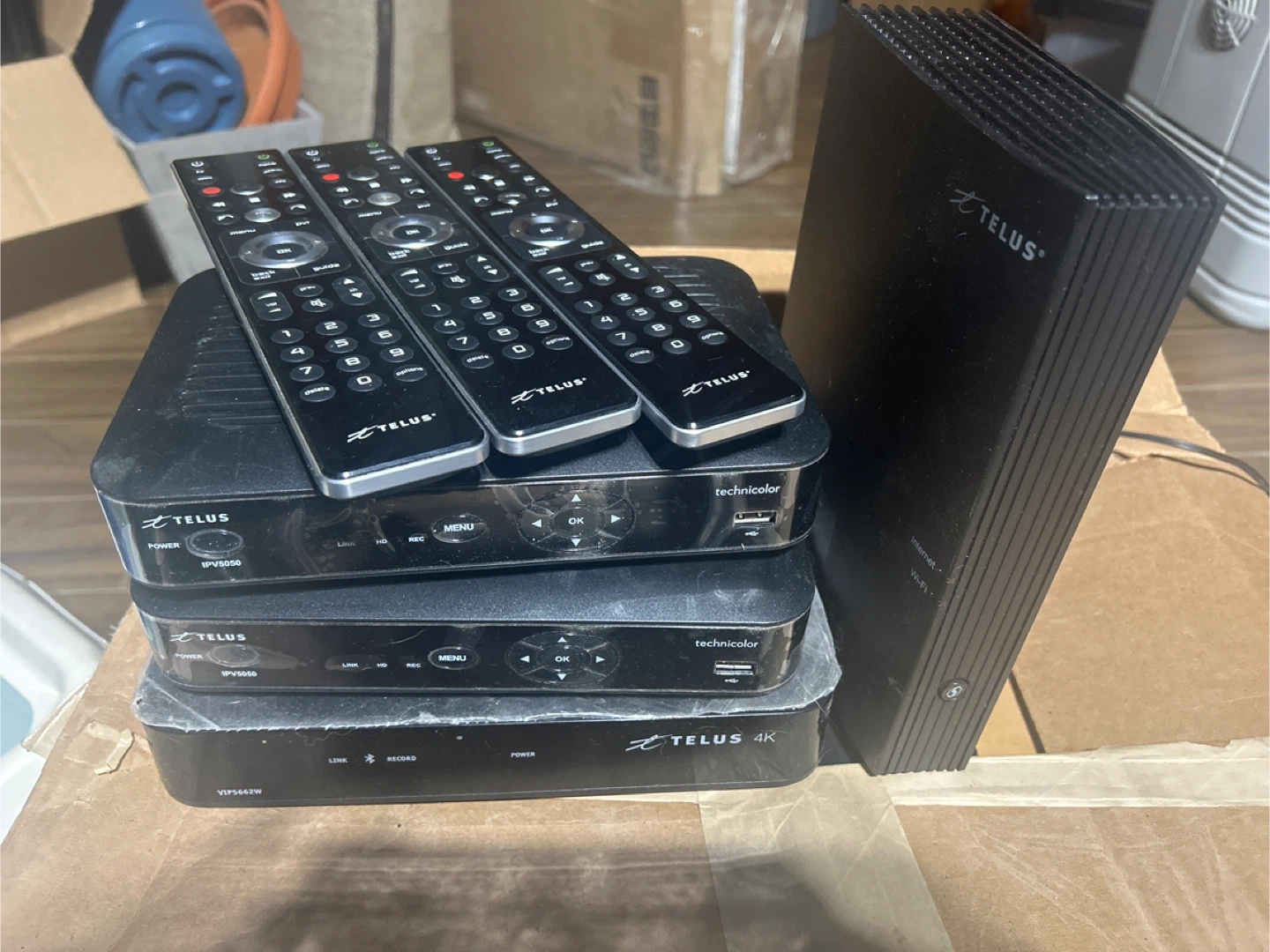 Telus Set-Top Boxes & Modem/Router