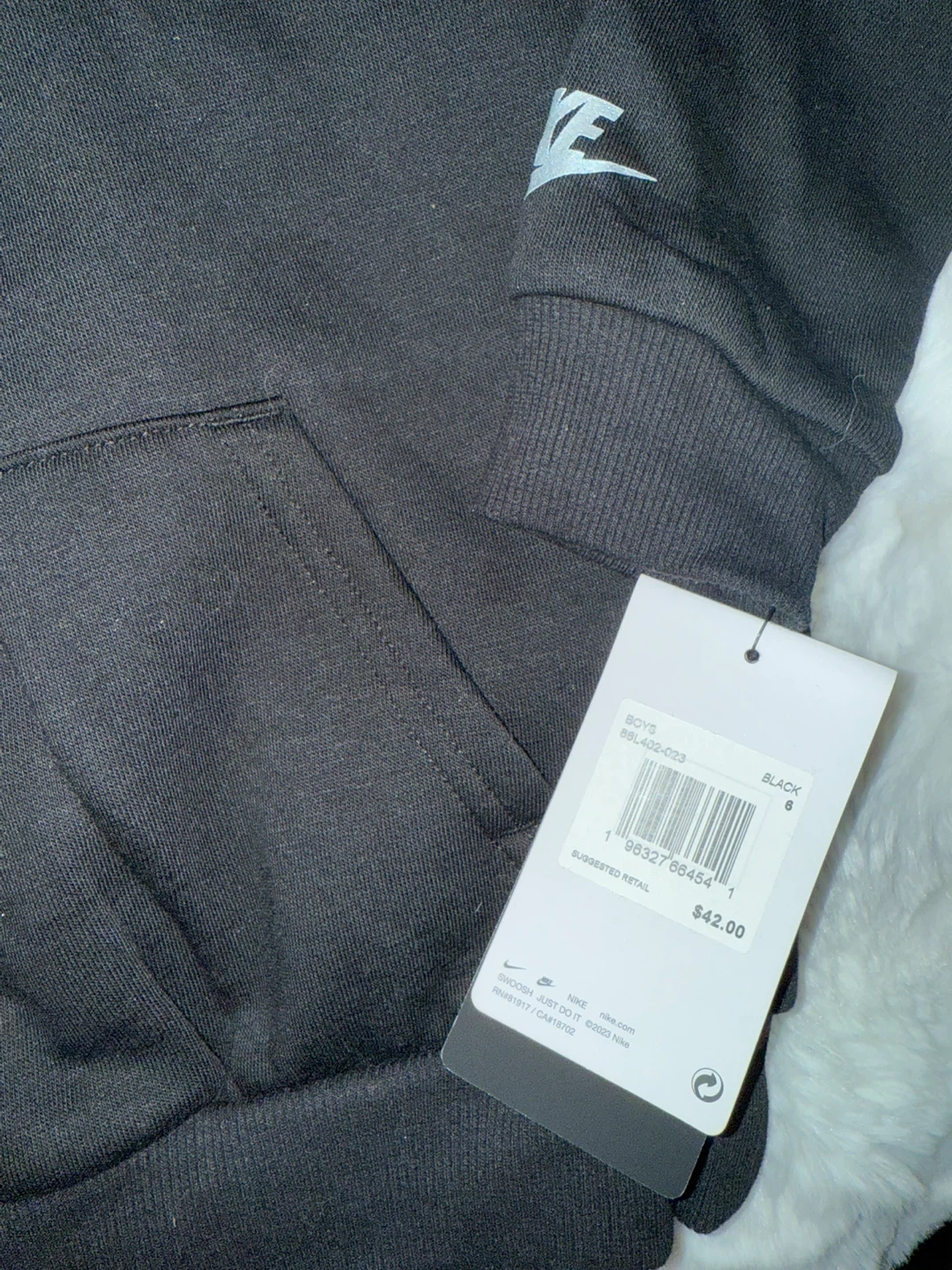 New Nike Boys' Black Hoodie - Size 6 M - photo 2
