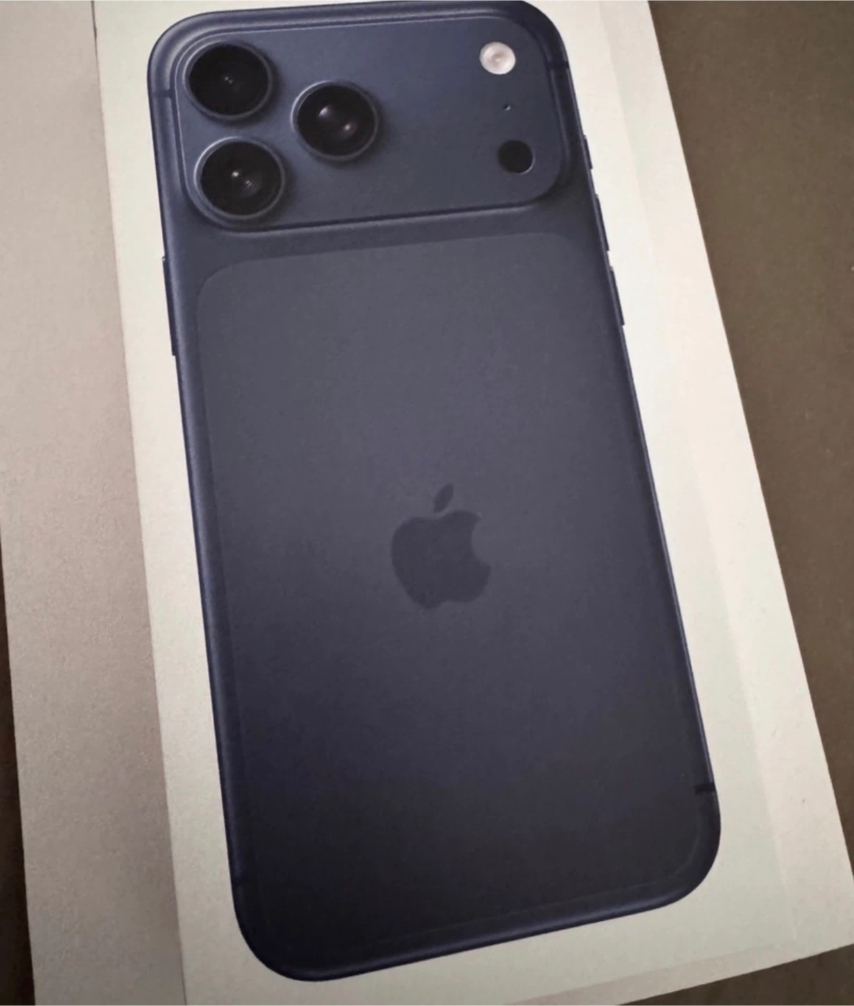 iPhone 17 pro(deep Blue)