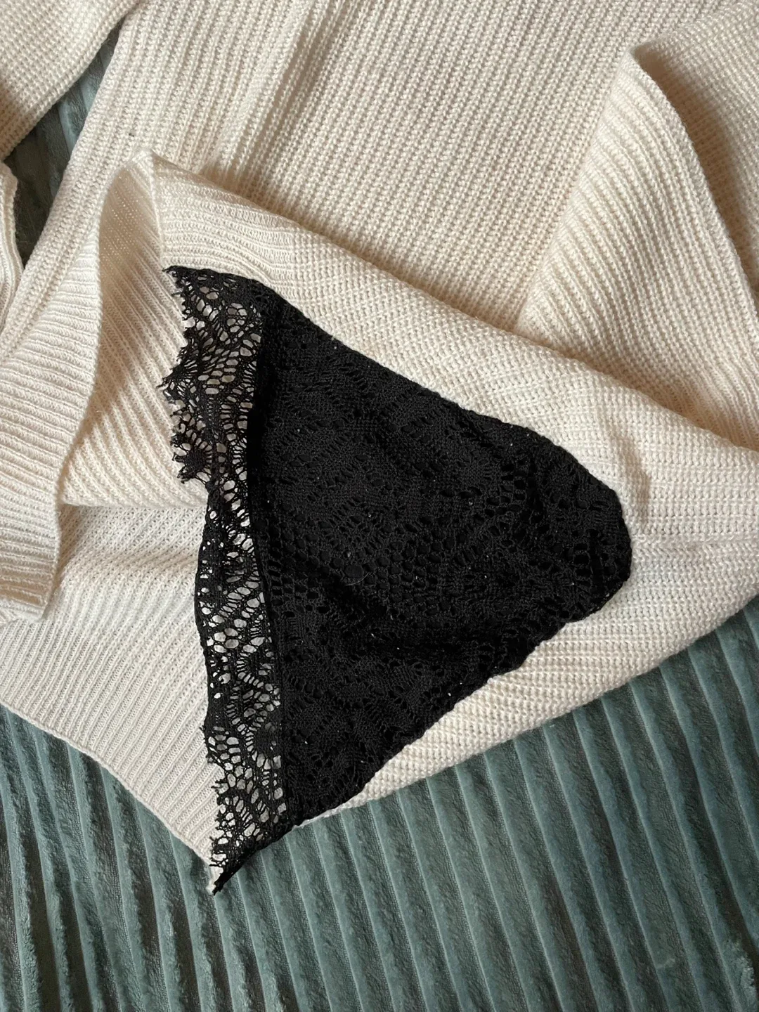 Evelyn Taylor Cream Sweater - Size M image indicator(2)