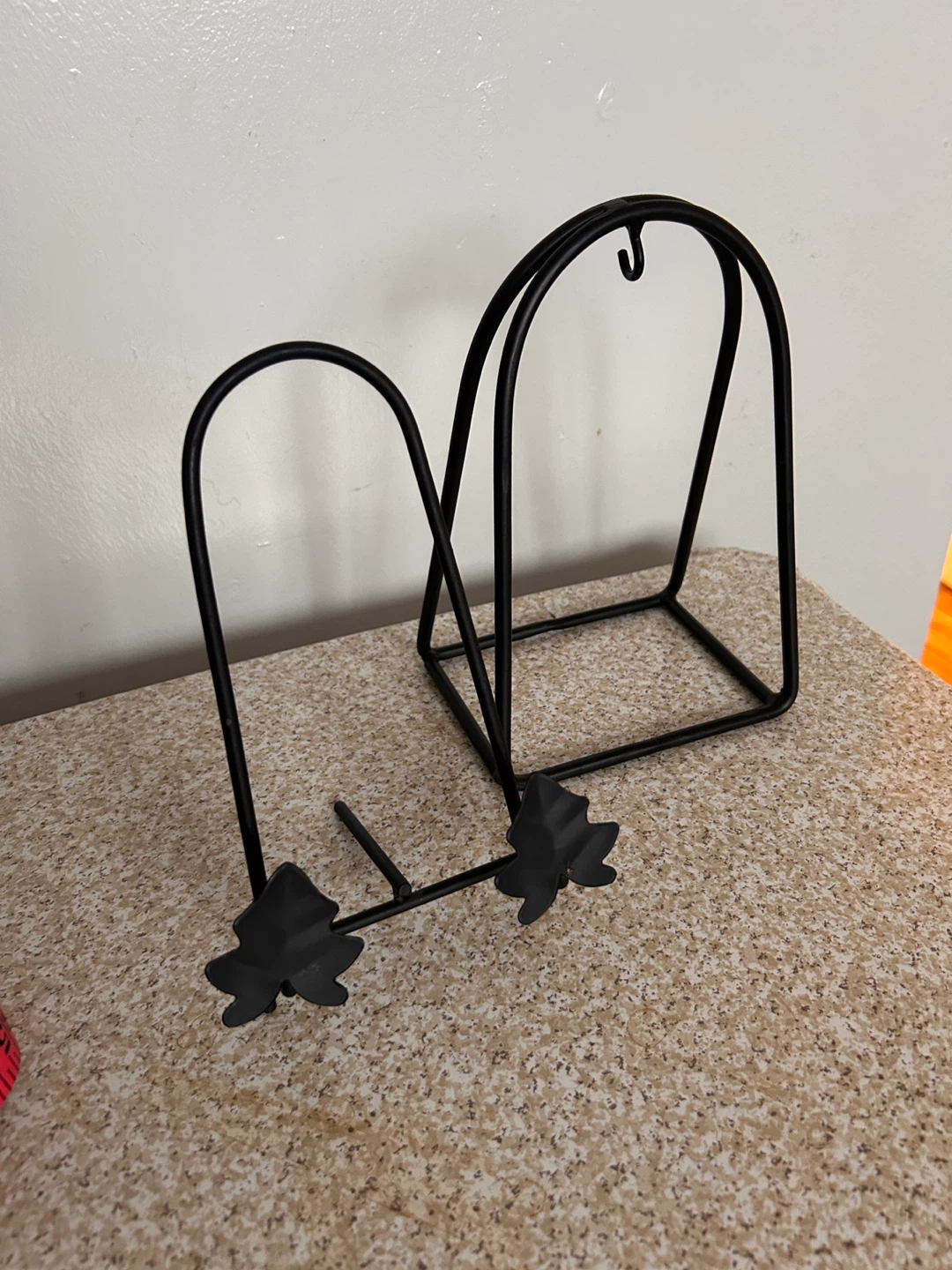 Black Metal Plate Display Stand - photo 2