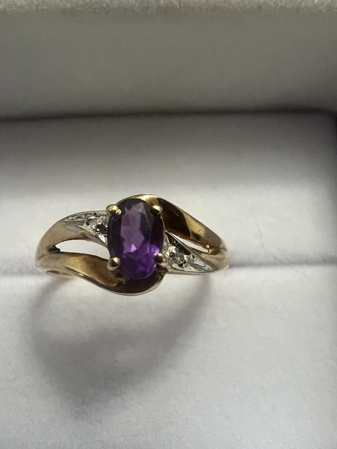 10 k Gold Ring with Amethyst and 2 Diamonds