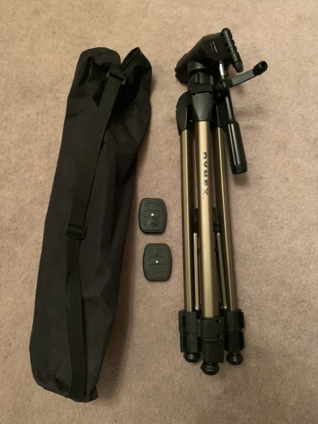 Dynex DX-TRP60 Tripod with Carrying Case