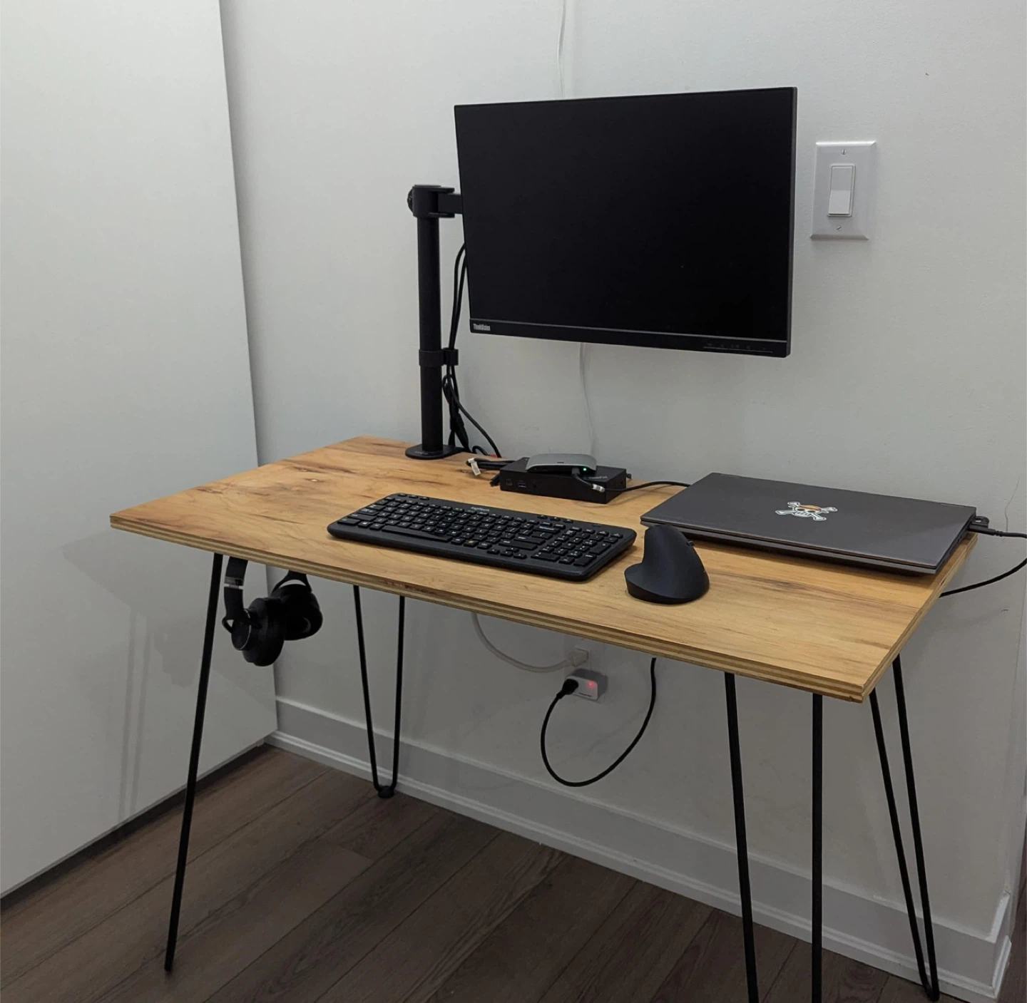 Computer Desk and Monitor Mount - photo 3