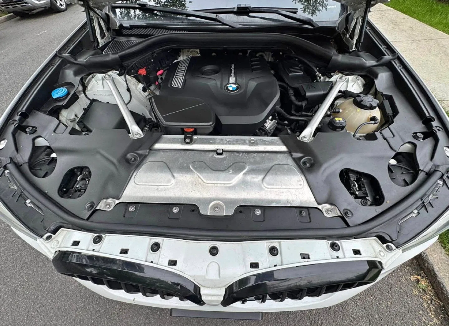 BMW X3 White SUV image indicator(2)