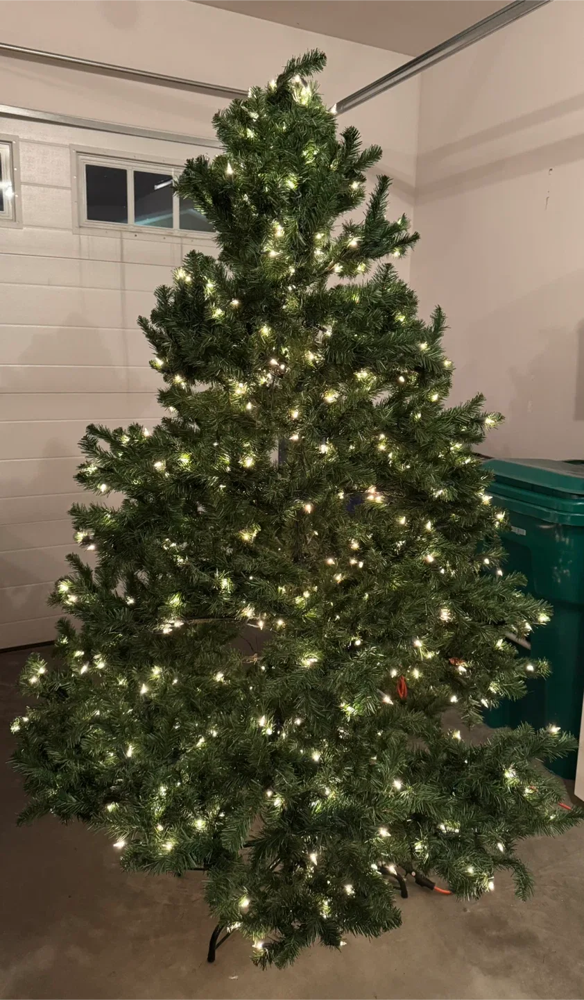 Pre-lit Artificial Christmas Tree