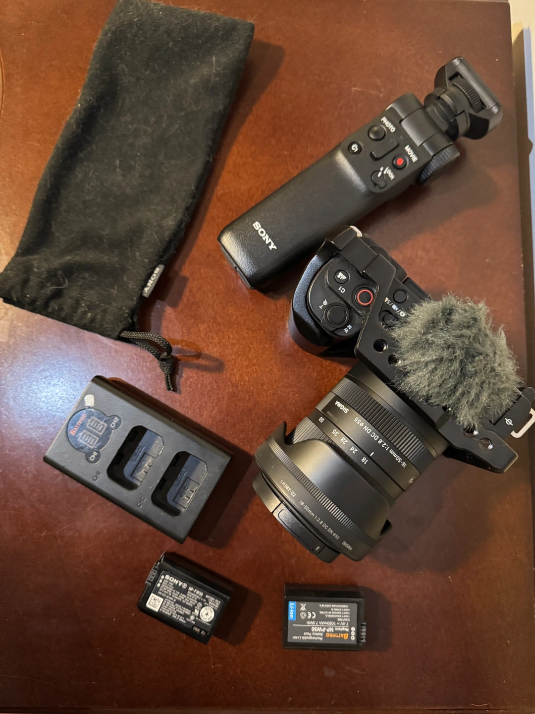 Sony ZVE10 APSC camera + Sigma 18-50mm F2.8 Lens and accessories - photo 2