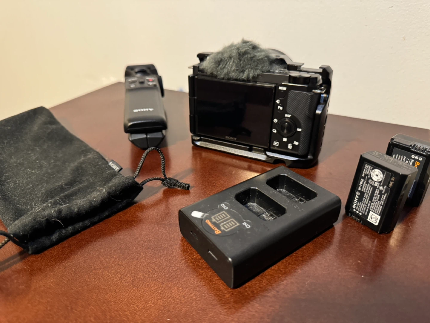 Sony ZVE10 APSC camera + Sigma 18-50mm F2.8 Lens and accessories - photo 3