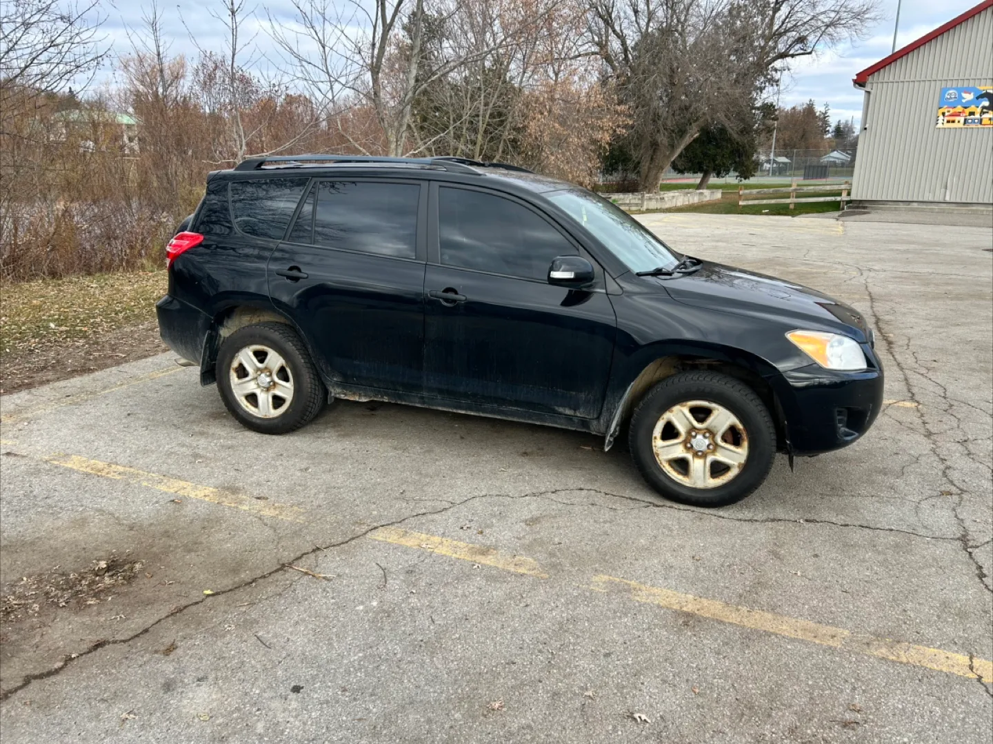 Toyota RAV4 - Black SUV image indicator(2)