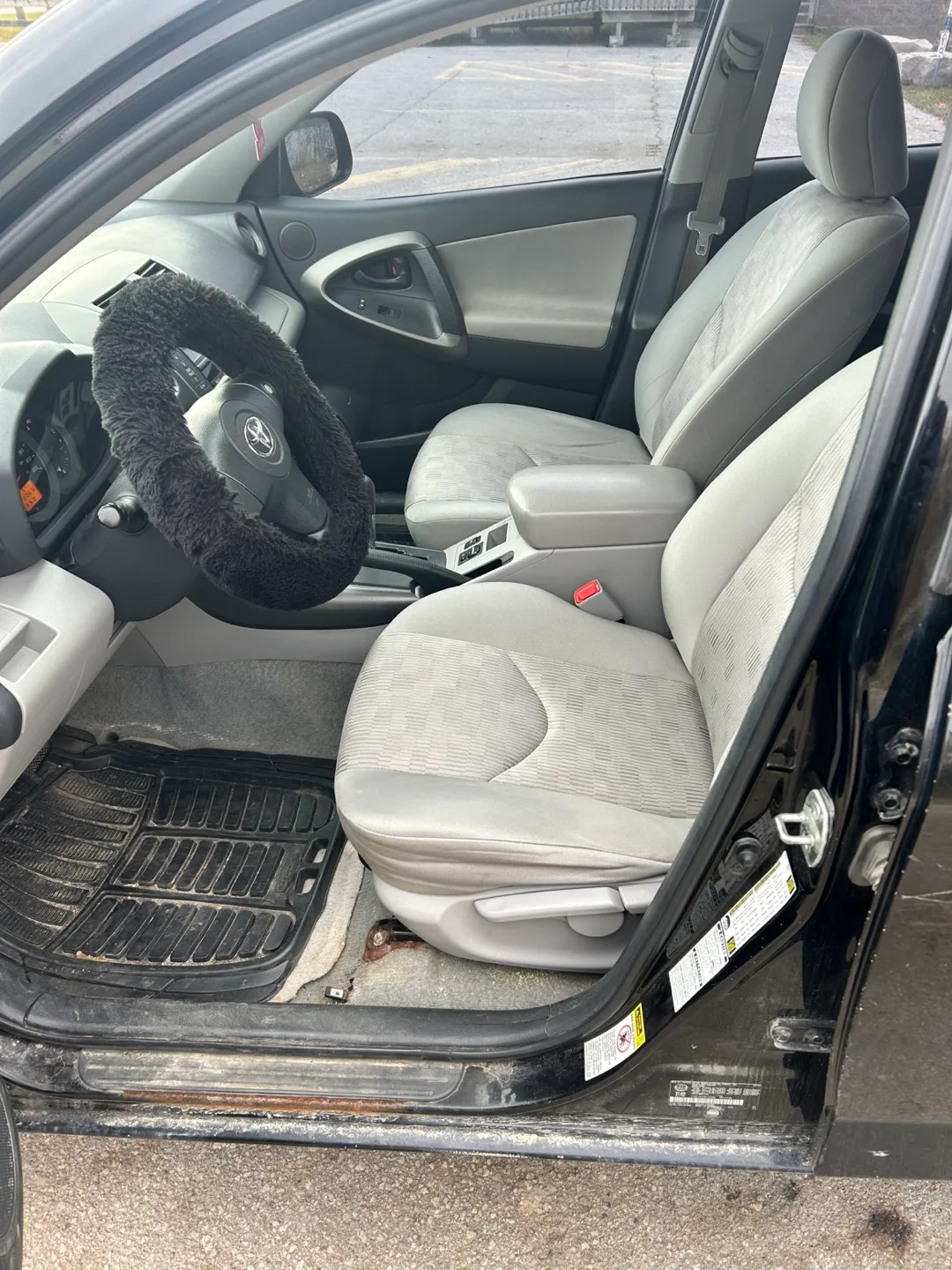 Toyota RAV4 - Black SUV image indicator(5)