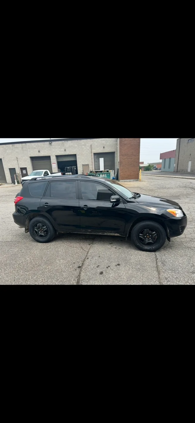 Toyota RAV4 - Black SUV image indicator(9)