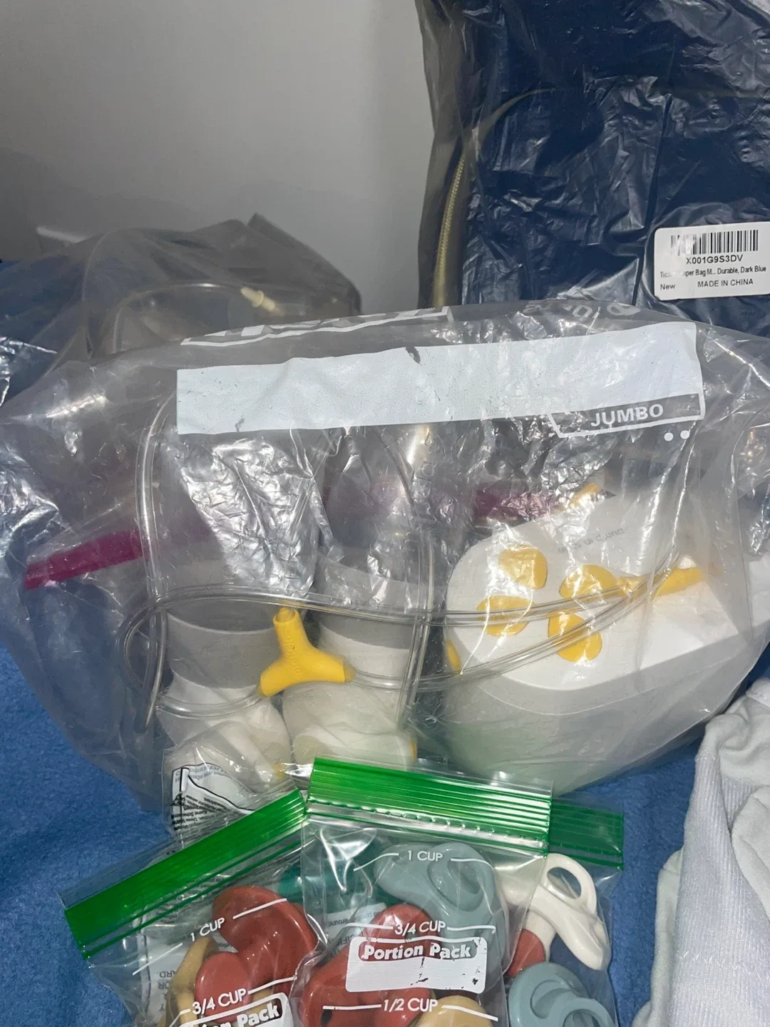 Medela Breast Pump & Baby Clothes Bundle image indicator(2)