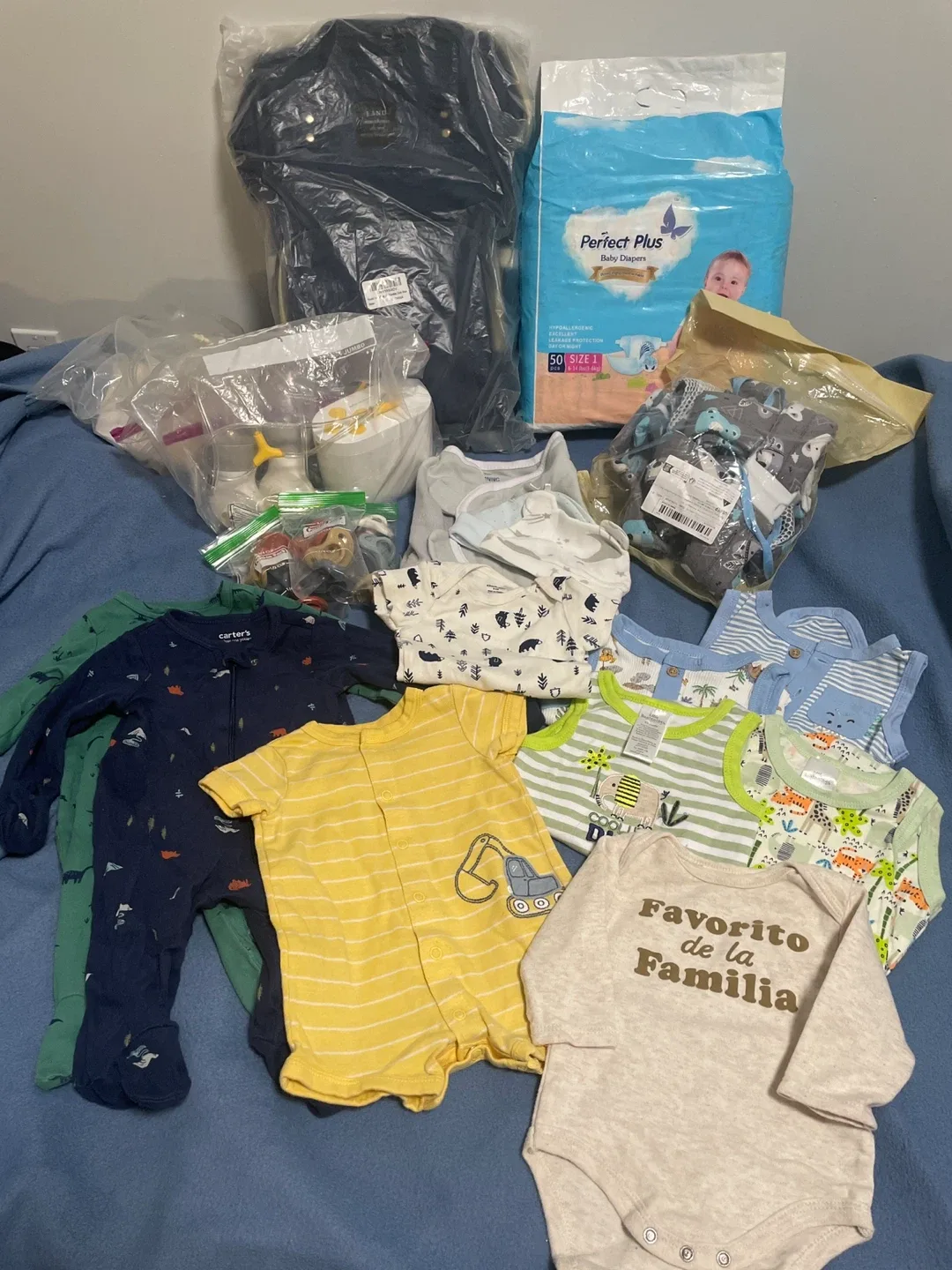 Medela Breast Pump & Baby Clothes Bundle image indicator(4)