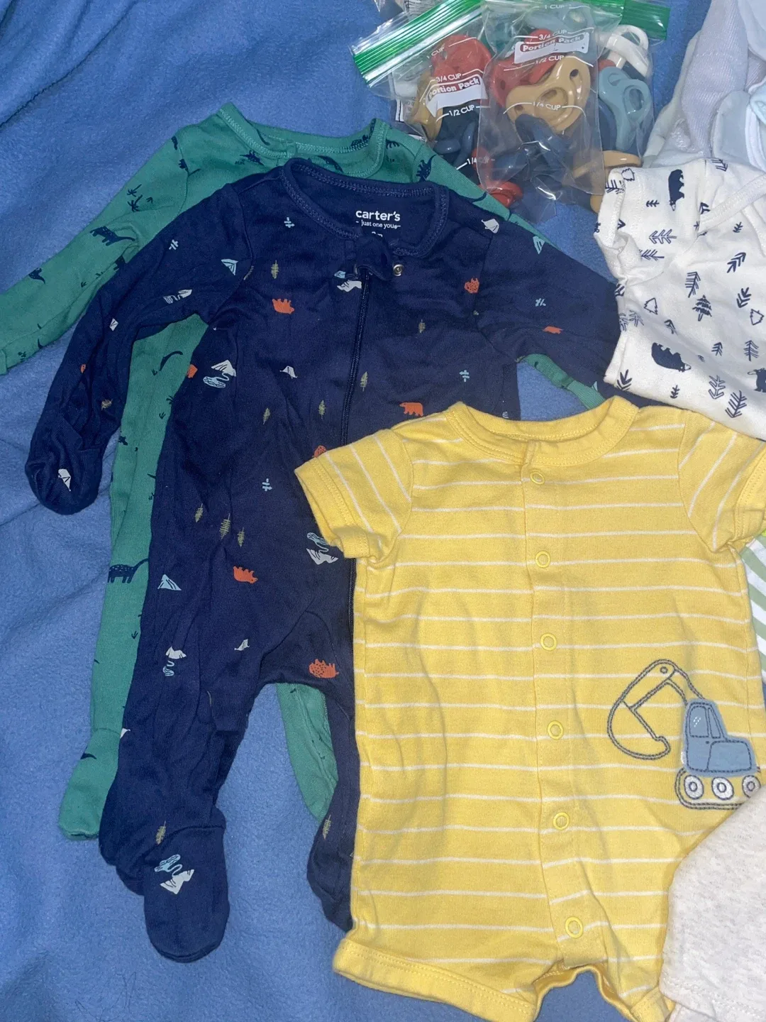 Medela Breast Pump & Baby Clothes Bundle image indicator(5)