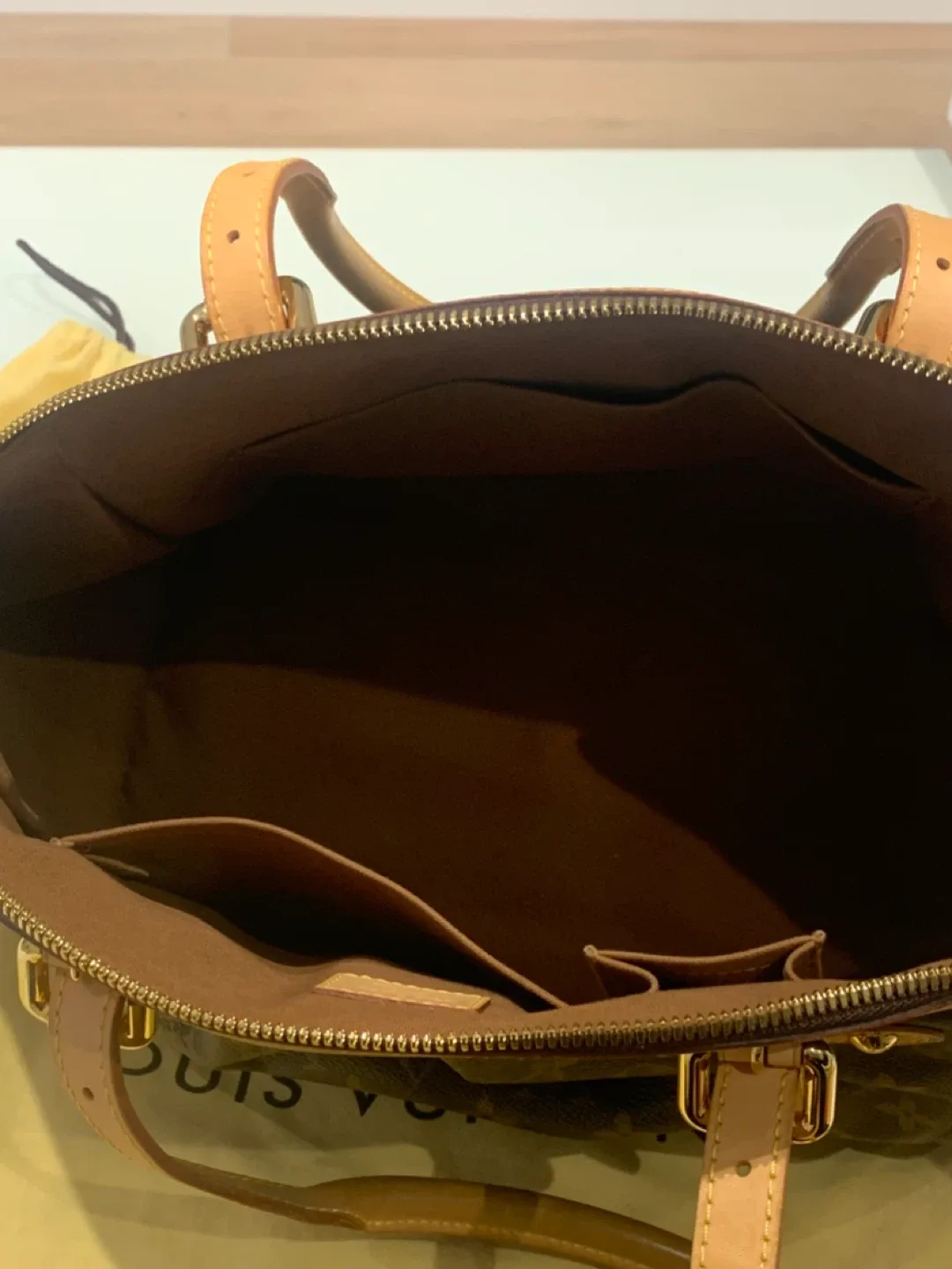 🔥Authentic Louis Vuitton Tivoli GM Shoulder Bag 🔥 image indicator(6)