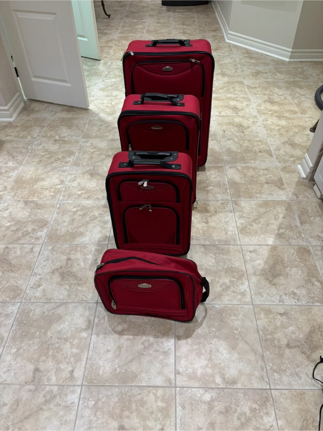 4 piece Red luggage set image indicator(3)