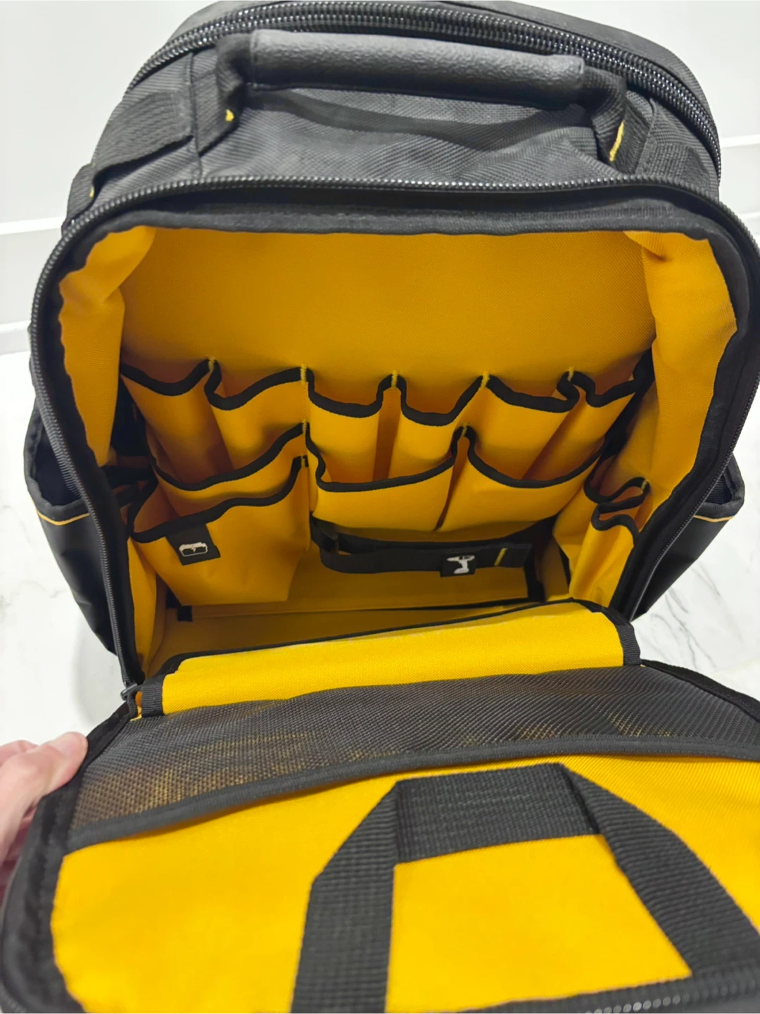 Dewalt Pro Backpack Water-Resistant, Compartments NEW WITH TAGS - photo 2