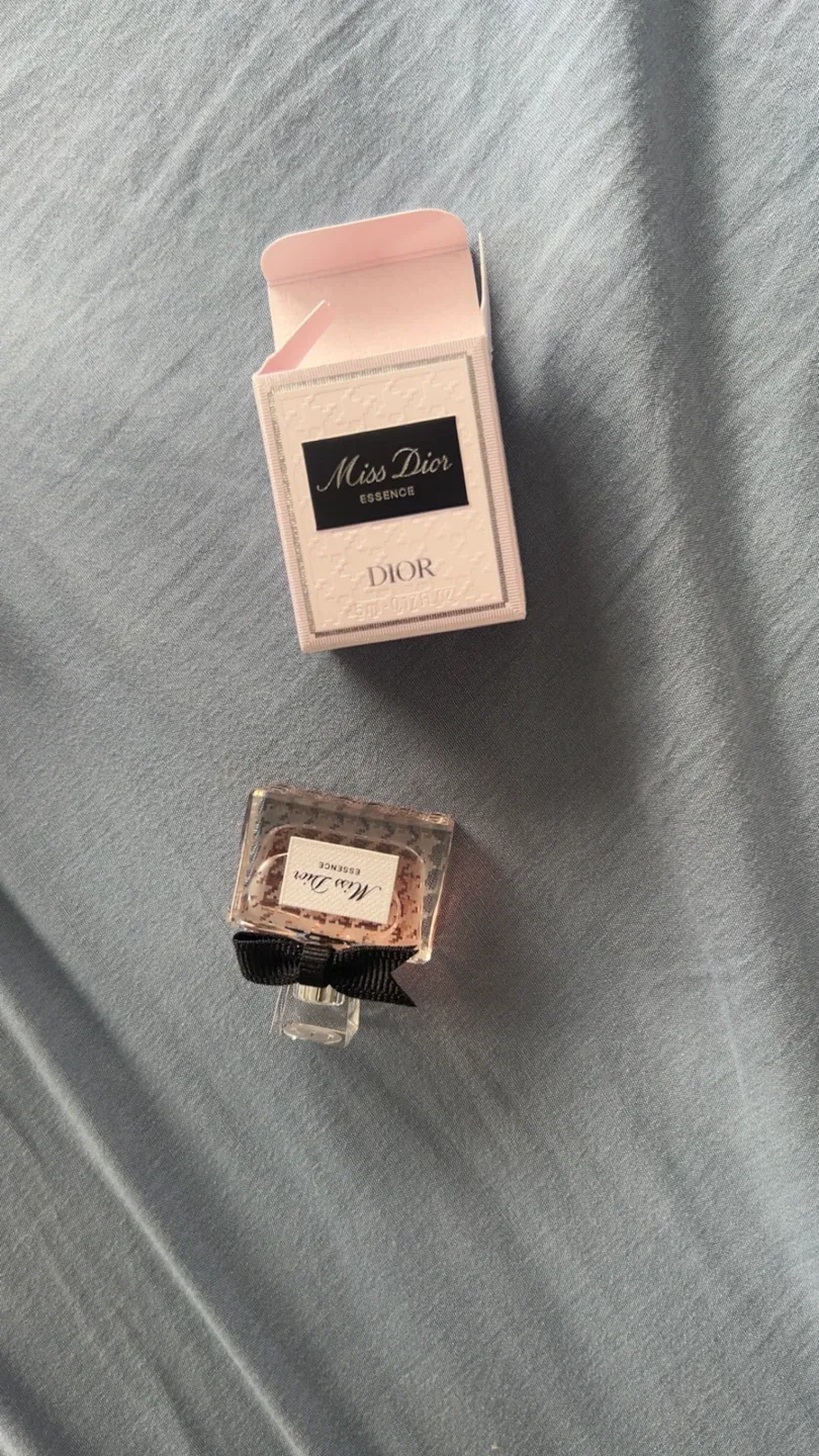 Mini Perfume Set: Jo Malone, Marc Jacobs, Chloe, Dior, Tom Ford image indicator(3)