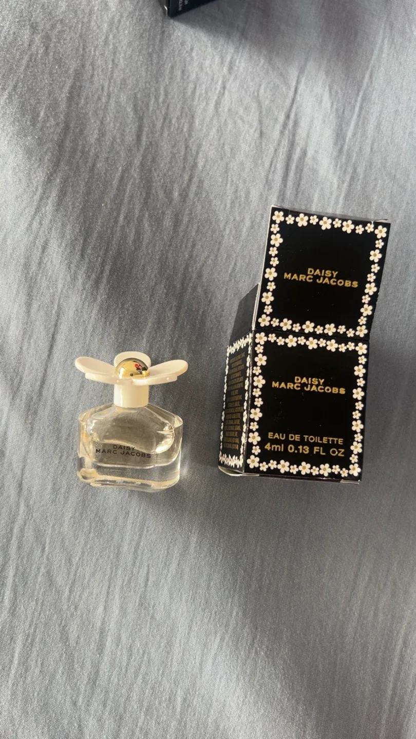 Mini Perfume Set: Jo Malone, Marc Jacobs, Chloe, Dior, Tom Ford image indicator(2)