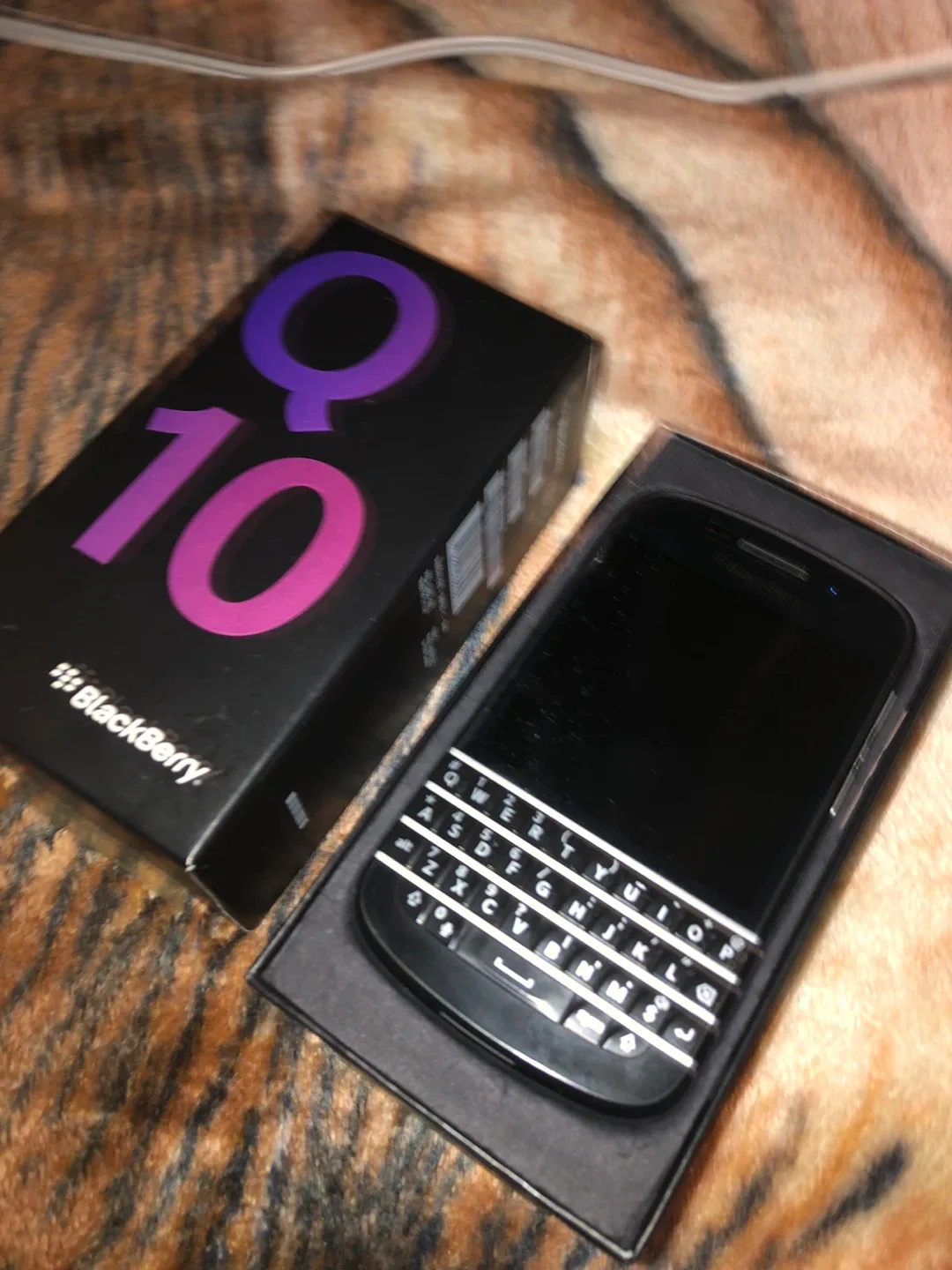 BlackBerry Q10 Smartphone - Box Included image indicator(2)