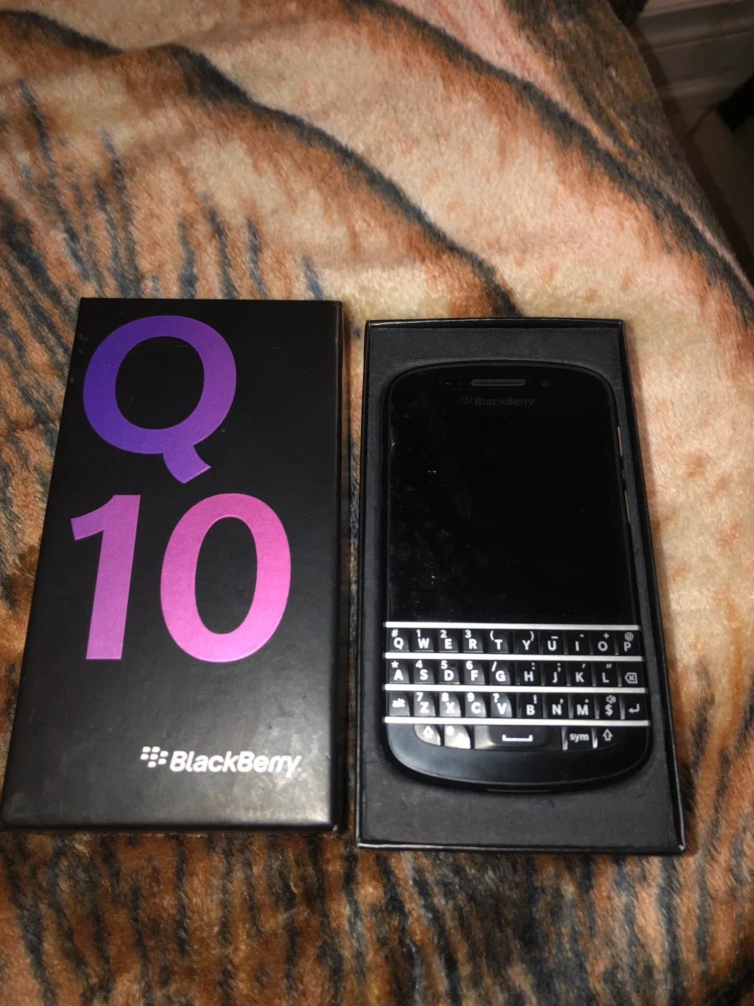 BlackBerry Q10 Smartphone - Box Included image indicator(5)