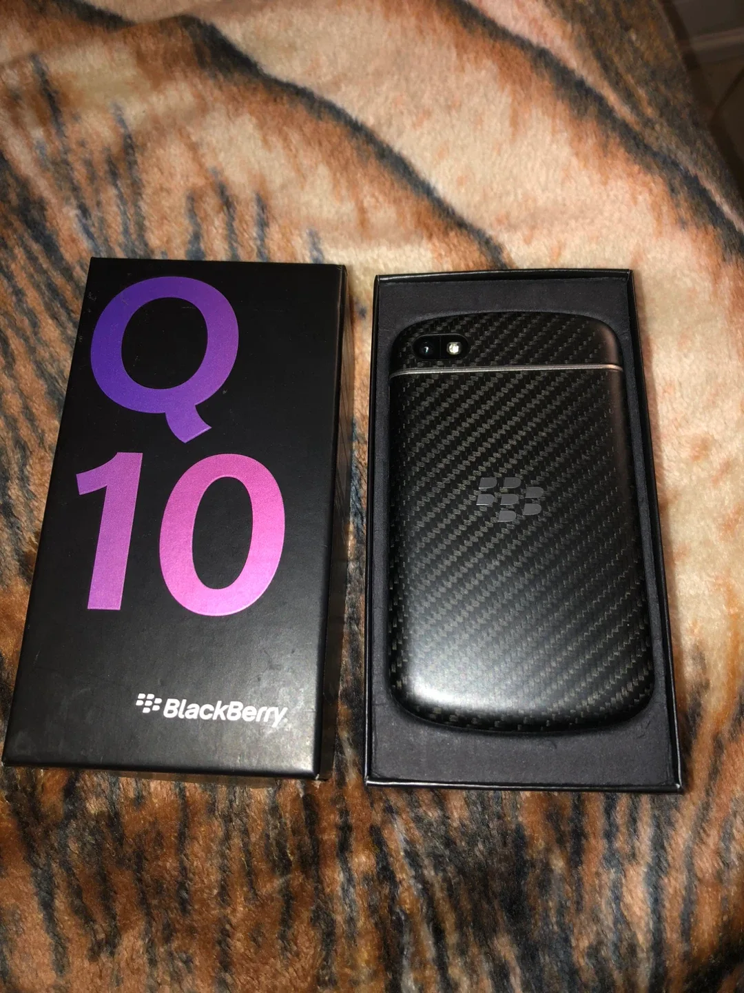 BlackBerry Q10 Smartphone - Box Included image indicator(3)