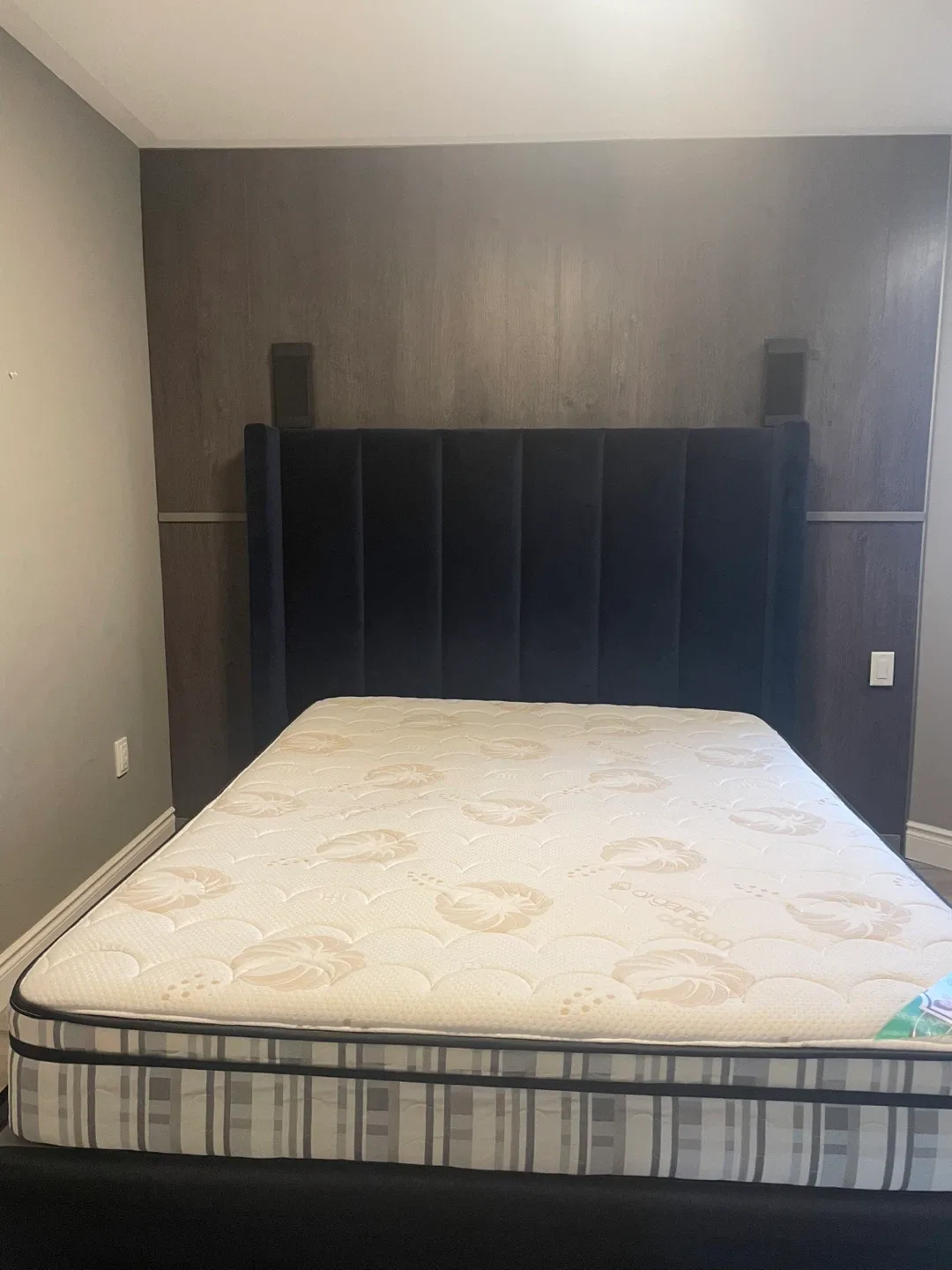 Queen Size Bed with Headboard, mattress and box
